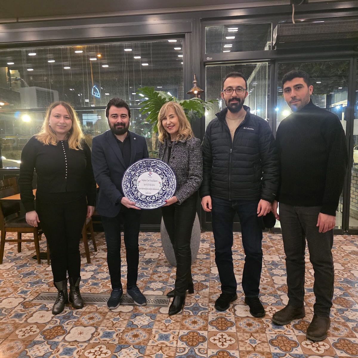 Dün akşam mesleğimiz adına çok kıymetli bir buluşmadaydık…
Ergoterapi Derneği tarafından düzenlenen bu anlamlı yemekte; mesleğimizin kurucusu, çınarı ve onursal başkanımız Sayın Prof. Dr. Hülya Kayıhan hocamızla bir araya gelmenin onurunu yaşadık.
Ergoterapinin bugün ülkemizde geldiği noktada, attığı her adımda ve yetiştirdiği her uzmanda hocamızın emeği, vizyonu ve mücadelesi var.Bir meslek büyüyorsa, arkasında inanan ve yol açan insanlar vardır.
Dün akşam sadece bir yemek değil,bir vefa,bir saygı,bir teşekkür akşamıydı.
İyi ki varsınız hocam…Mesleğimiz sizinle güçlendi, sizinle kök saldı.