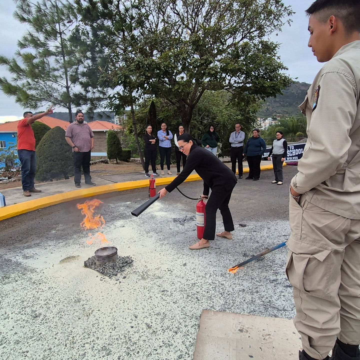 ✅️ Prepared today to keep our students safe every day.
The Discovery School team proudly attended first aid and fire control training with specialist fireman Mr. Lagos from the Central Fire Station in Tegucigalpa, strengthening our commitment to safety, readiness, and care—because our students deserve the very best.
Because caring for our community means being prepared. 💙
#DiscoverySchoolTegucigalpa