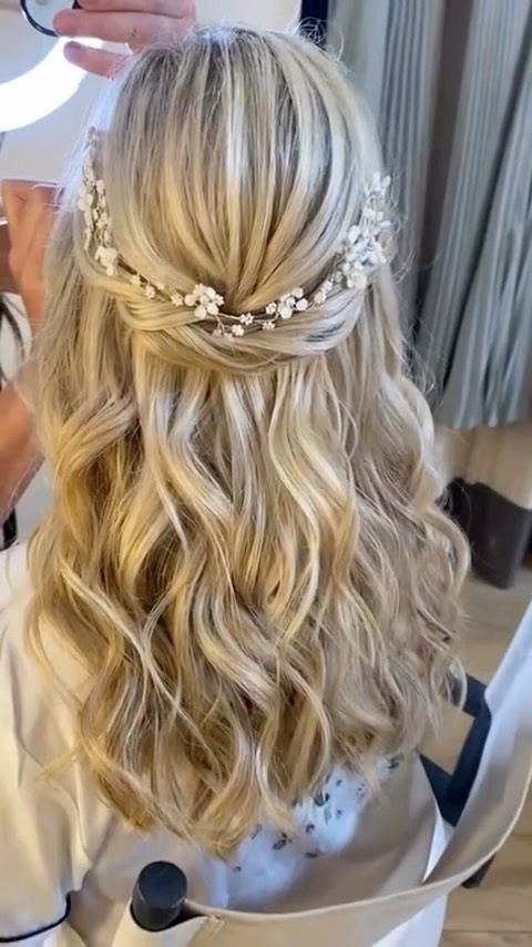 A classic soft twisted half up will always be a favourite of ours 🙌🏼🤍 2025 we saw a lot of French twists & hair all down/big & bouncy, what are we thinking for 2026?! @millbridgecourt