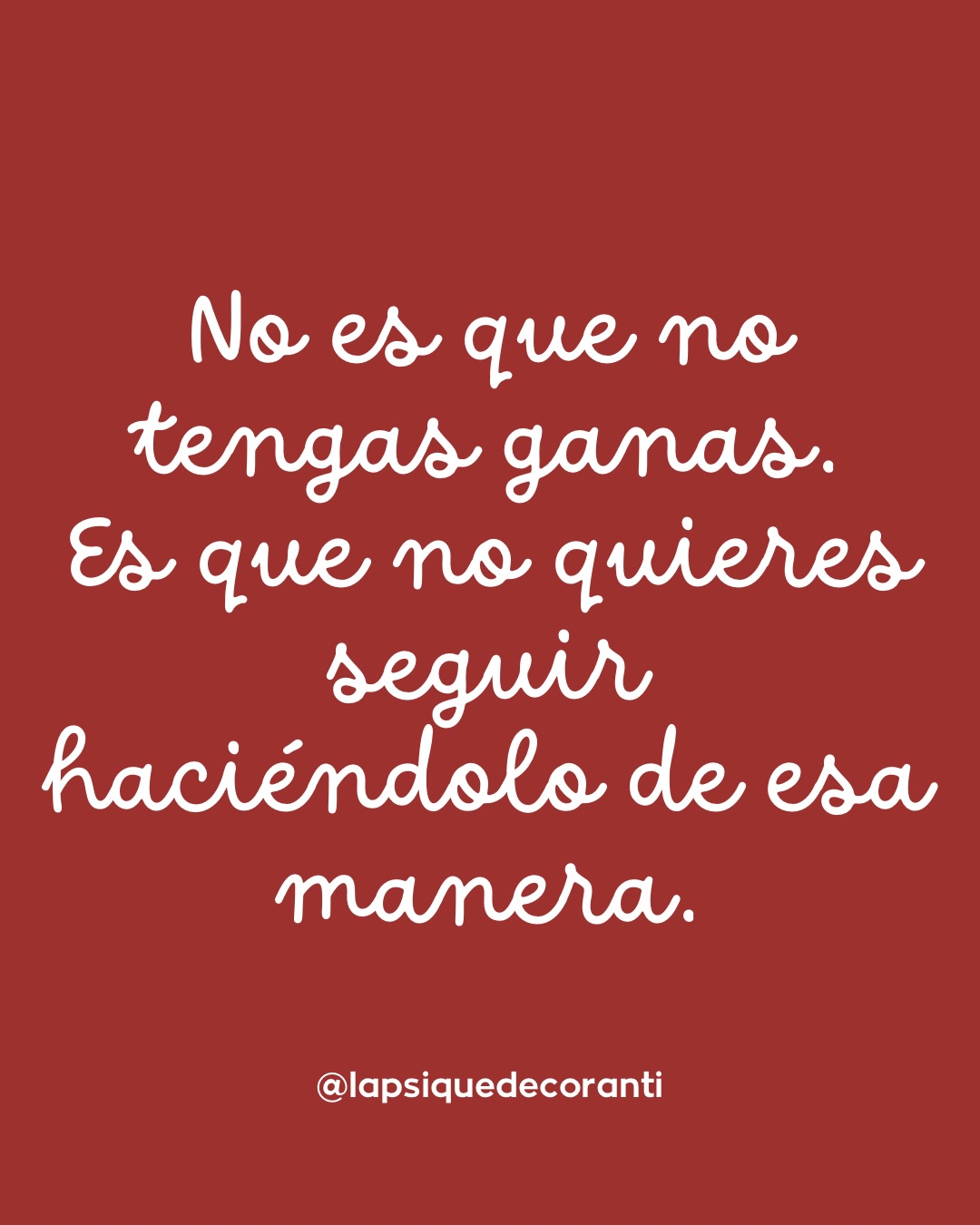 Muchas mujeres llegan a consulta convencidas de que “tienen bajo deseo”.
Lo dicen con culpa.
Como si fuera un defecto.
Como si su cuerpo estuviera fallando.
Pero cuando empezamos a mirar con honestidad… la pregunta cambia.
¿De verdad no tienes ganas?
¿O no tienes ganas de seguir adaptándote?
Porque el deseo no desaparece sin motivo.
El deseo se protege.
Se protege cuando el sexo se convierte en rutina automática.
Cuando el placer propio no tiene espacio.
Cuando una aprende a rendir en vez de a sentir.
El cuerpo no se apaga por capricho.
Se apaga cuando no se siente seguro, escuchado o incluido.
Y a veces el síntoma no es “falta de libido”.
Es falta de libertad.
Revisar esto implica incomodidad.
Implica hablar.
Implica reconocer que quizá llevas tiempo haciendo algo que ya no quieres sostener.
Pero también implica algo poderoso:
empezar a escucharte de verdad.
Si te has reconocido en este post, guárdalo.
O compártelo con alguien que siempre pensó que el problema era ella.
A veces no necesitas más deseo.
Necesitas más verdad.