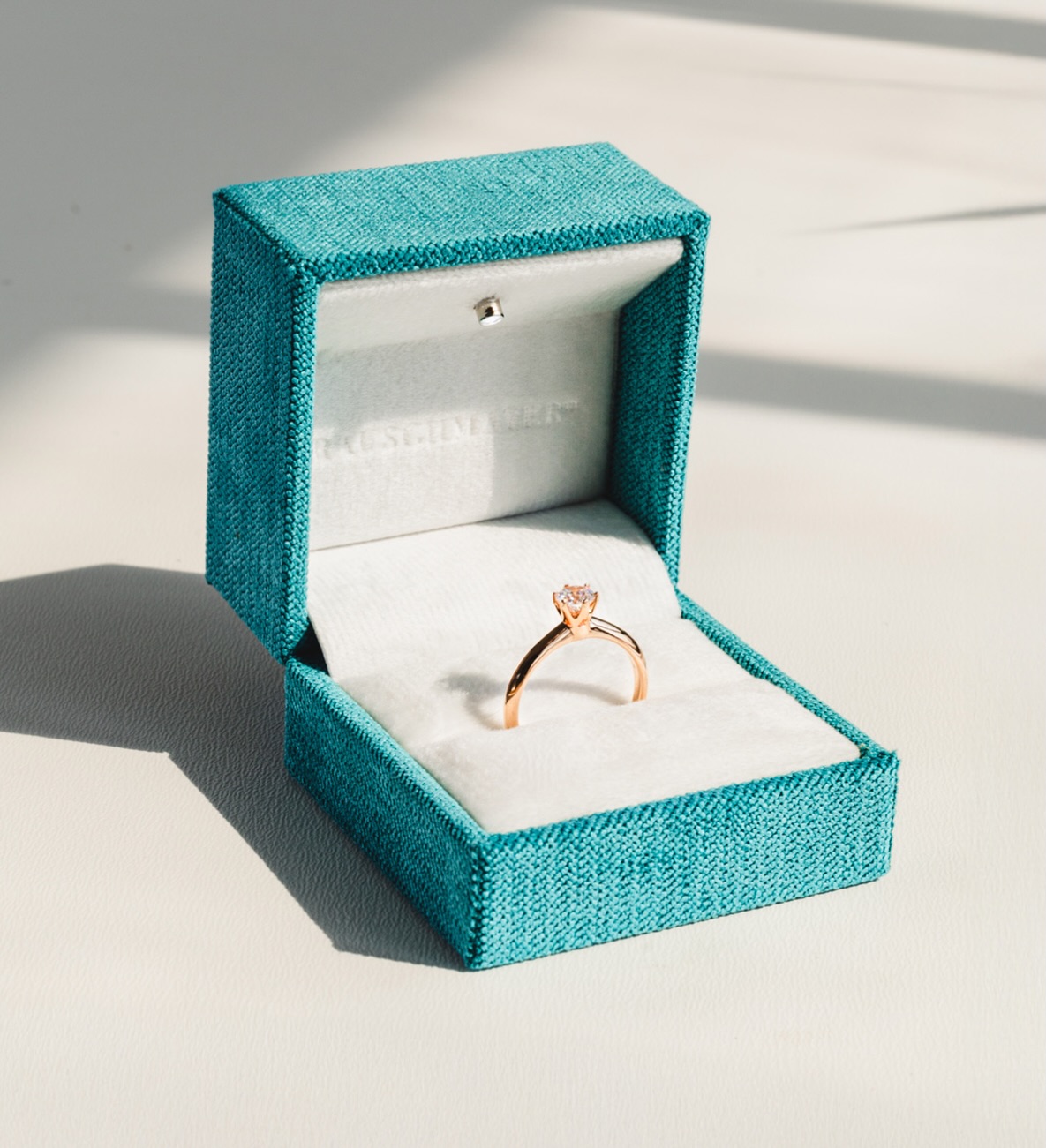 Ein Ring.
Eine Frage.
Ein „Ja“ für immer.
Dieser Verlobungsring vereint zeitlose Eleganz mit modernem Feingefühl – zartes Gold, ein funkelnder Solitär und ein Versprechen, das ein Leben lang bleibt.
Denn wahre Liebe braucht keinen großen Auftritt – nur den richtigen Moment. 🤍
Plant ihr euren Antrag oder steckt mitten in den Hochzeitsvorbereitungen?
Lasst euch inspirieren und findet das Schmuckstück für eure ganz persönliche Liebesgeschichte.
www.brautmoment.at
#verlobungsring #antrag #sheSaidYes #ringliebe #brautmoment hochzeitsplanung