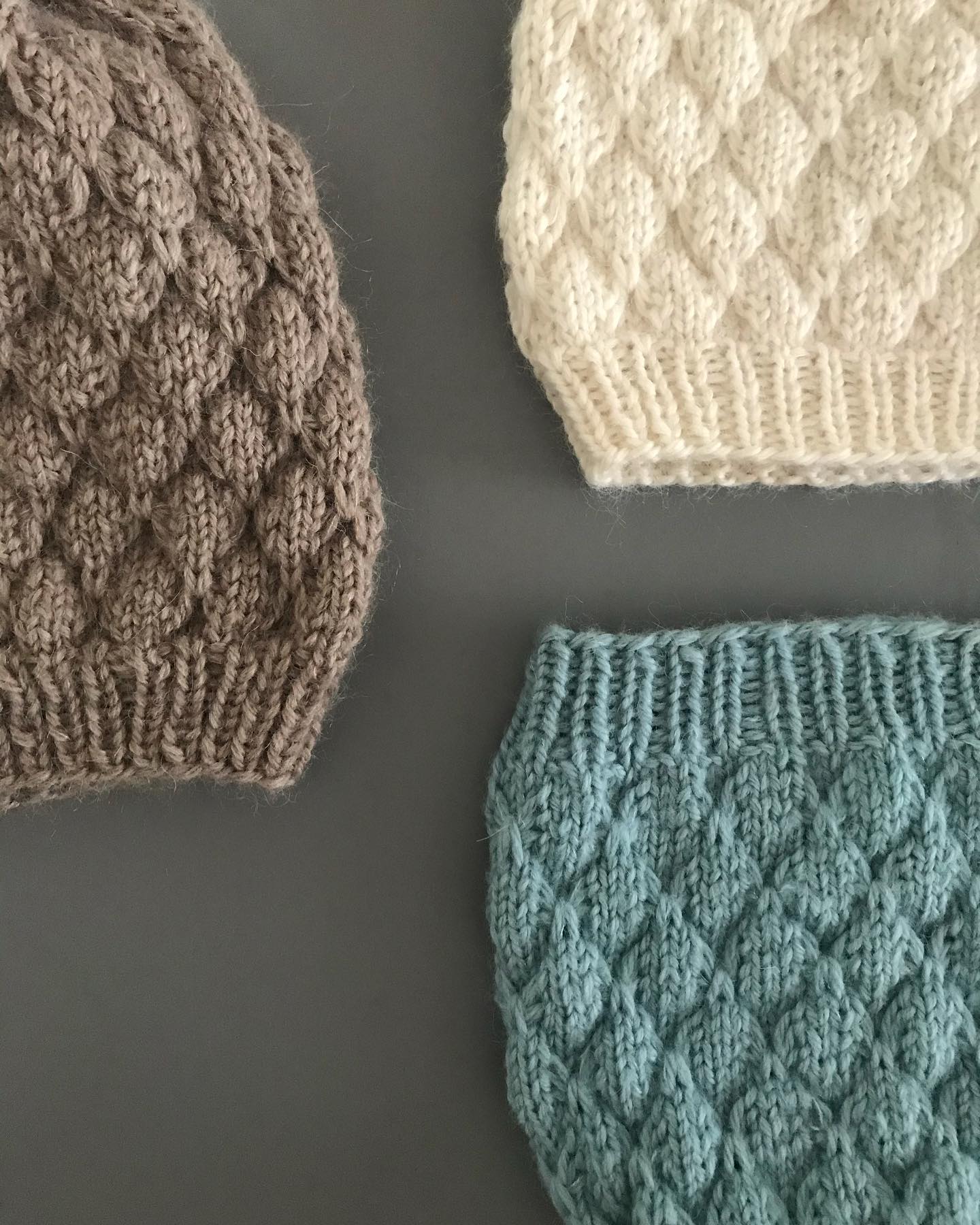 mütze STINA
Kennst Du die Anleitung der Mütze STINA schon?
Sie ist auf meiner Website www.nie.ch oder in meinem ravelry-Shop erhältlich.
Die Mütze kann in 2 Längen gestrickt werden, eine kurze (enganliegende) oder eine lange (Beanie) Variante.
Grössen: S, M, L
Die Mütze wird 2fädig aus #carpediem und #lusso oder alternativ mit #mohairluxe gestrickt.
Wolle erhältlich @strickcafe oder in einem Wollfachgeschäft in Deiner Nähe.
Viel Spass beim Stricken!
#diy #slowfashion #fashion #knitweardesign #nie_knitwear #olten #fashionrevolution #madeinswitzerland #handknittedinswitzerland #pattern #knit #tricot #stricken #mütze #mützestina #alpaca #mohair