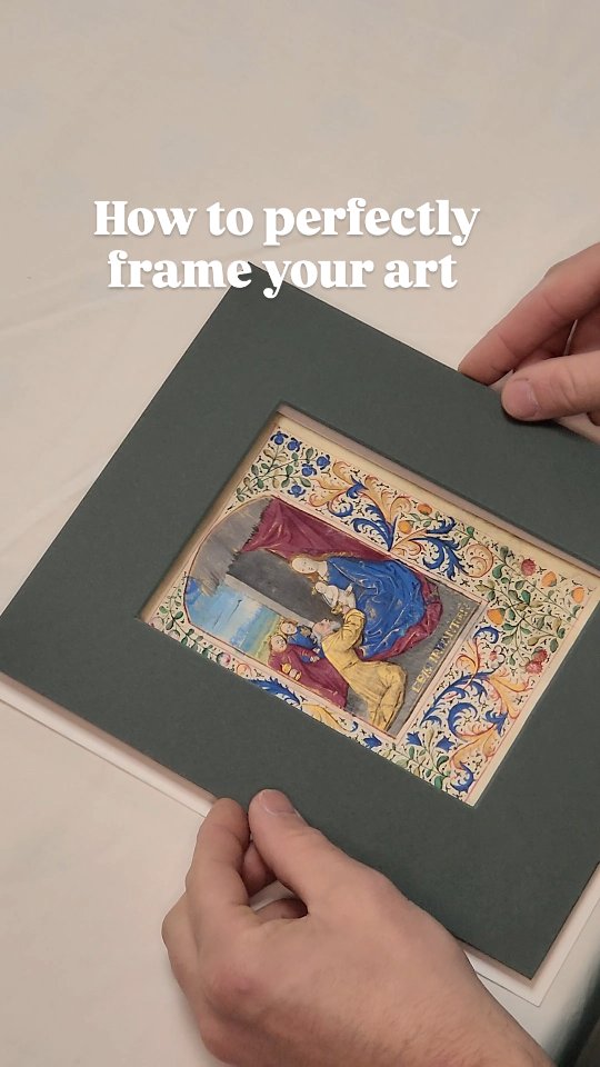 Vidéo de l'encadrement délicat d'une ancienne enluminure : cadre en chêne teinté noir, passe-partout et verre premium de conservation anti-reflets (UV 92%).
Video showing the delicate framing of an antique illustration manuscript: black-stained oak frame, mat, and premium anti-reflective conservation glass (92% UV protection).
#artframing #art #framedartwork #encadrementdart #artisanatdart