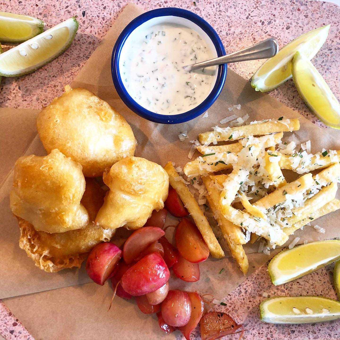 #sneakpeek
#fishnchips von #starnbergersee #karpfen Schmorradieserl #parmesanfries Limetten und klassischer #saucetartare 😋🤩
Natürlich alles #hausgemacht
Ein echter #soulfood Klassiker auf der #speisekarte in #unseredorfwirtschaft
#yummy #echtlecker #instafood