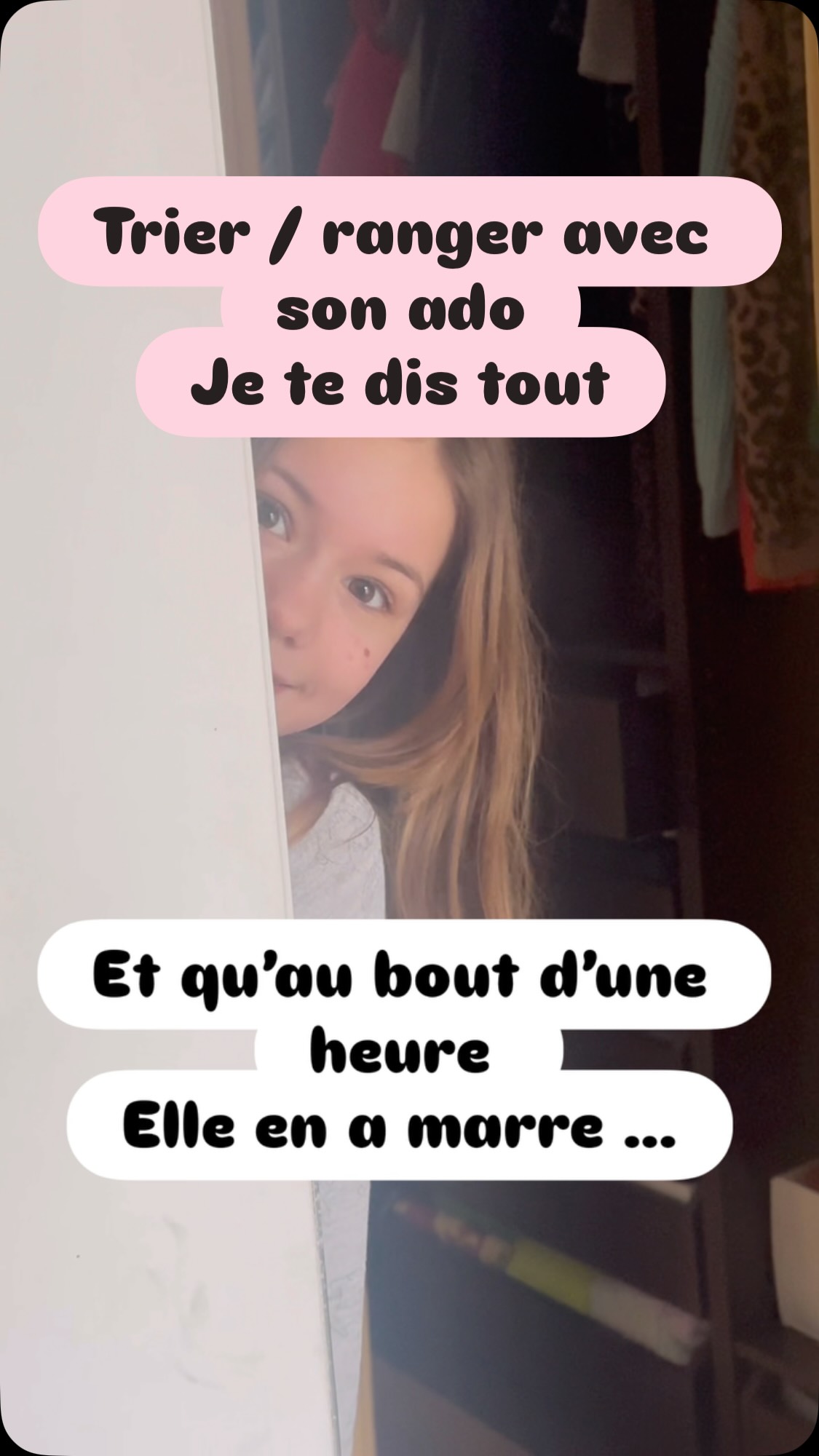 🎯 Trier avec son ado… sans déclencher la 3e guerre mondiale
Spoiler :
Si tu arrives en mode
“Ta chambre c’est un carnage, on règle ça MAINTENANT.”
… il va se volatiliser.
Alors on fait autrement.
Voici 6 règles d’or pour trier efficacement, sereinement, et sans braquer ton ado 👇
✨ 1️⃣ On ne fait PAS tout d’un coup
Un tiroir
Une étagère
Une zone précise
Le cerveau d’un ado (et le nôtre aussi) déteste les montagnes.
Il adore les mini-victoires.
🎶 2️⃣ On crée une ambiance cool
Musique choisie par lui/elle.
Minuteur 30 minutes.
Petite récompense à la fin.
On transforme ça en activité, pas en punition.
📅 3️⃣ On planifie ensemble
Pas de :
“Viens tout de suite ranger.”
On choisit un créneau
On l’inscrit dans l’agenda familial
On respecte l’engagement
Un ado pris par surprise = un ado en résistance.
📦 4️⃣ On choisit UNE zone ensemble
“On attaque quoi aujourd’hui ?
Le bureau ou l’armoire ?”
Le simple fait de choisir change tout.
Il/elle devient acteur.
🧠 5️⃣ On les laisse décider de LEUR organisation
Oui… même si tu aurais plié autrement.
Oui… même si les t-shirts ne sont pas par couleur.
L’objectif n’est pas que ce soit comme toi.
L’objectif est que ce soit logique pour lui/elle.
🚫 6️⃣ ZÉRO jugement
On ne commente pas :
– le reste de la chambre
– le “désordre permanent”
– leur façon de vivre
On valorise la zone faite.
Point.
Un ado encouragé recommence.
Un ado jugé se referme.
💛 Le tri avec un ado, ce n’est pas juste vider des tiroirs.
C’est lui apprendre à faire des choix.
À décider.
À gérer son espace.
A avoir confiance
Et ça, c’est un vrai super pouvoir.
Dis-moi : tu es plutôt
👀 “Je surveille tout”
ou
😅 “Je prends sur moi et je lâche prise” ?
Sandra, ta Home Organizer passionnée ❤️
#HomeOrganizerLyon
#HomeOrganizer
#HomeOrganiserLyon
#adolescent