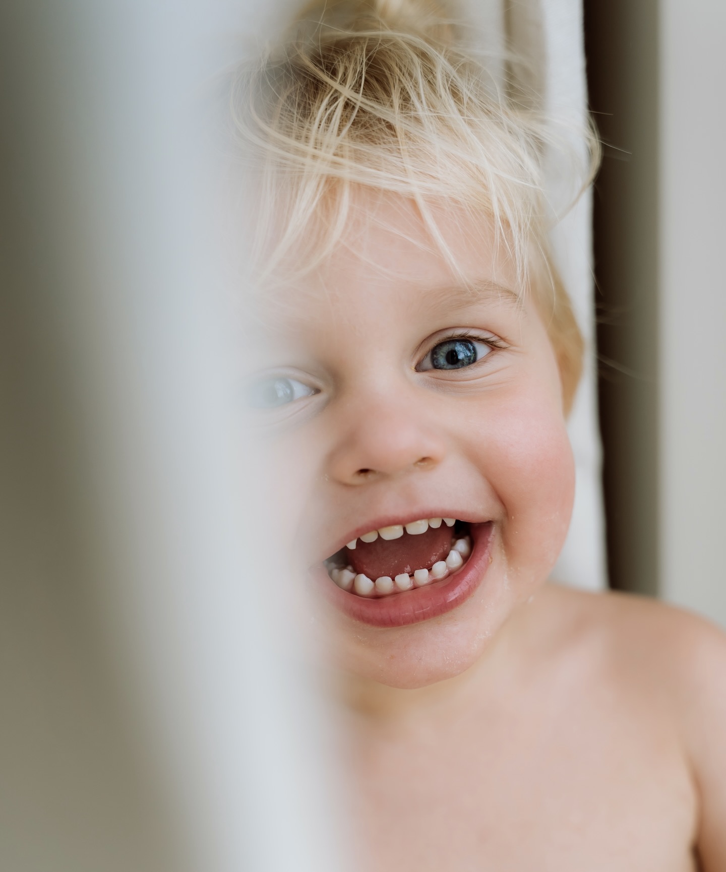 Tijdens een shoot ben ik niet alleen maar aan het fotograferen. Ik vang herinneringen zoals ze echt zijn. Pure, liefdevolle momenten waar je later vol trots op terug kan kijken 🤍