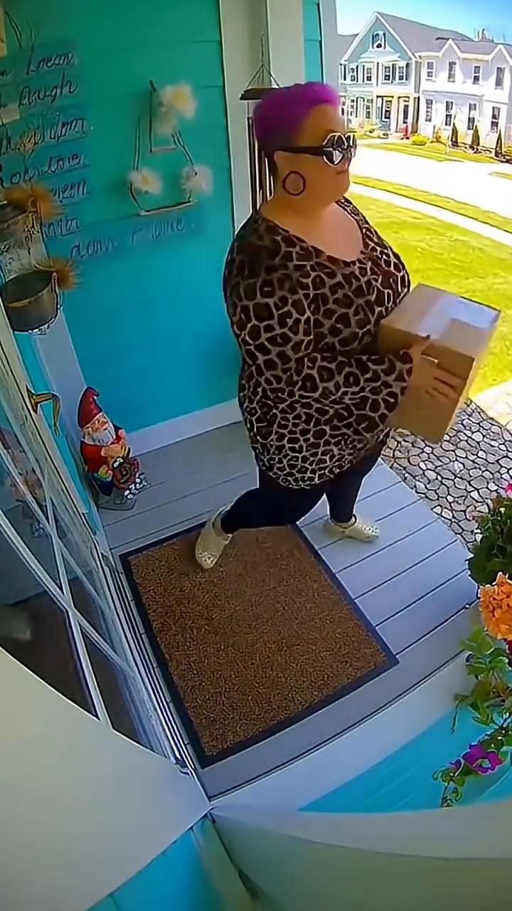 🤮📦 ARMADILHA PEGAJOSA E NOJENTA PARA “PIRATAS DA VARANDA”! 🏴☠️😱
Cansado dos ladrões roubando pacotes, um morador resolveu inovar… e criar uma armadilha simplesmente impossível de ignorar. 😬
Assim que o ladrão abriu a caixa… surpresa: uma mistura grudenta e nojenta que transformou o roubo em arrependimento instantâneo! 💥😂
📹 Tudo foi gravado — e a reação é puro karma em ação.
👉 Quem rouba pacote merece passar por isso? 👀
#facts #reels #virals #usa #usareels #karma #instantkarma #porchpirate #thief #thieves #caughtoncamera