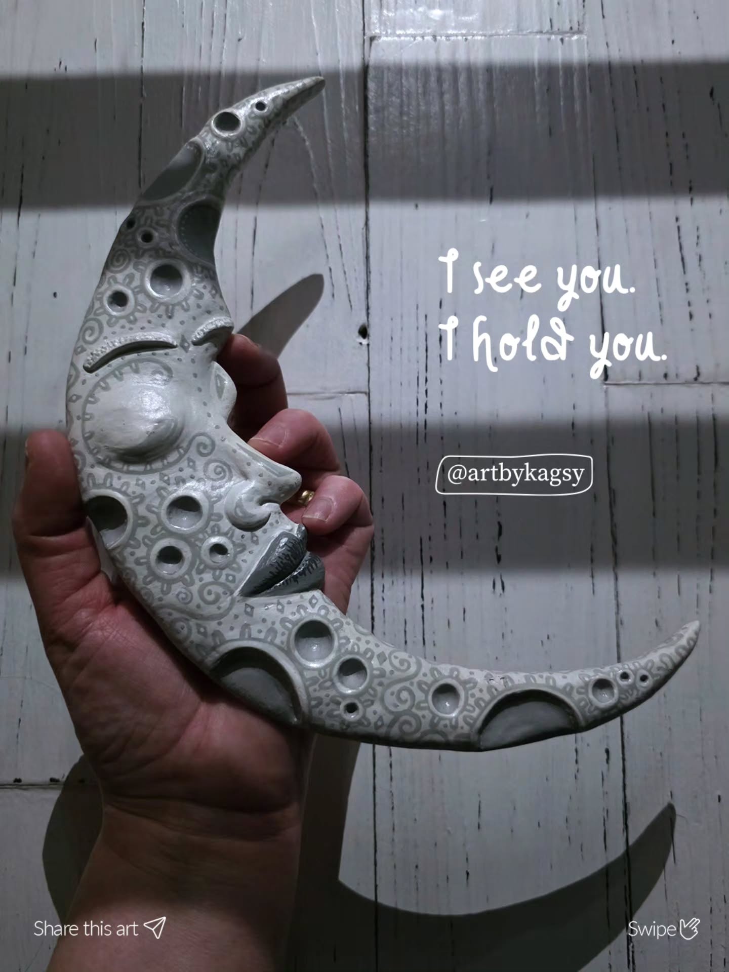 This cresent moon symbilses hope and our limitless potential. The sight of the crescent moon hanging delicately in the night sky is a source of hope and calm for those who love the energy of the moon and moon magick. Its appearance following the new moon phase signals the end of a phase encourging us to let go as we go into a new begiining or the chance to create a fresh start.
Love and Light, Kagsy x
Limited Edtion Hanging Creasent Moon Sculpture.
Available to buy in link in Bio.
#sculpture #cresentmoon #moonmagic #whitemoon #surrealart