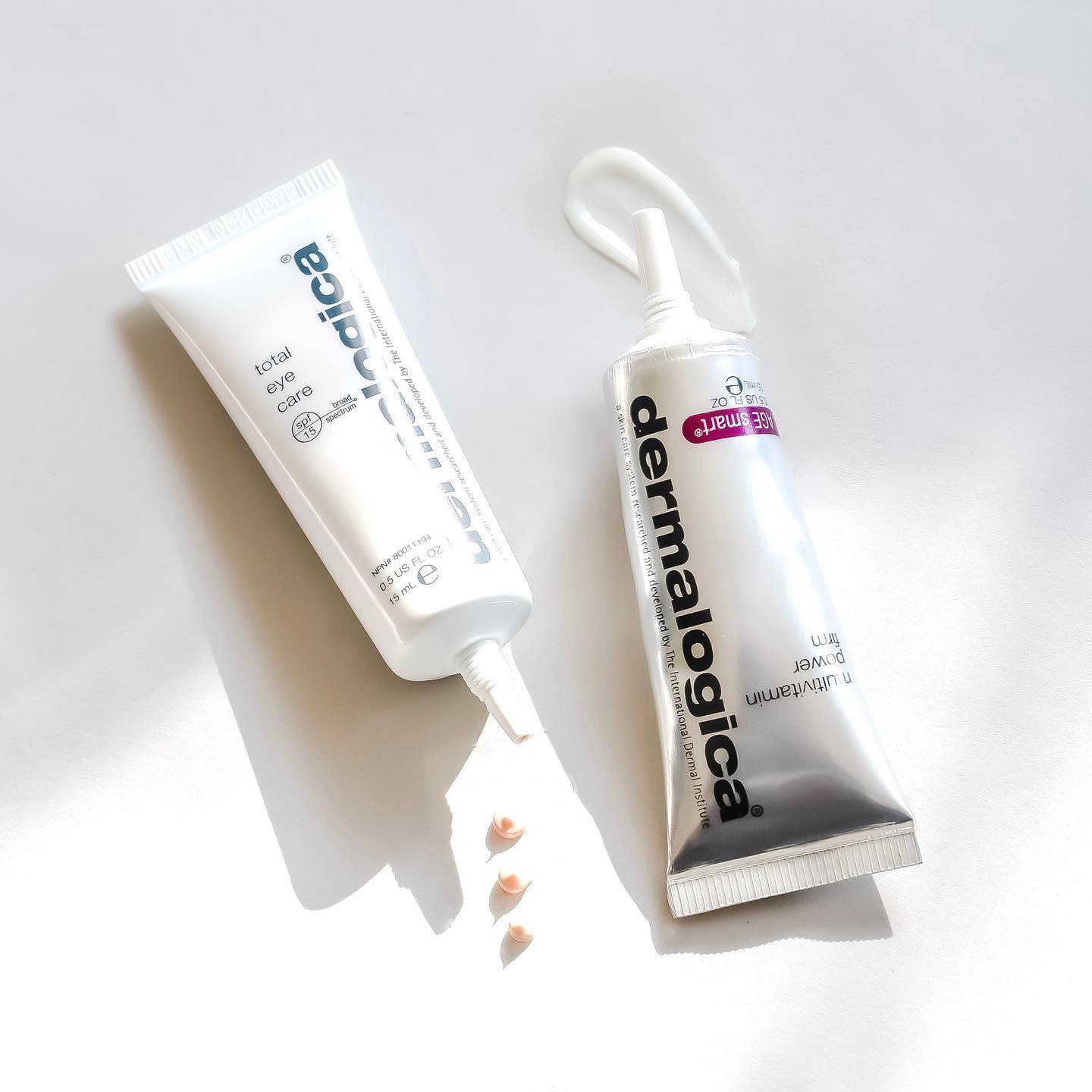 Oogcrèmes worden vaak vergeten of je denkt misschien dat ze minder belangrijk zijn.
Toch zijn ze een cruciale stap in je skincare routine om je een frisse uitstraling te geven.
Ze bestaan in verschillende texturen en samenstellingen zodat ze afgestemd kunnen worden op je behoeften.
Heb je donkere kringen? Lijntjes of rimpeltjes rond de ogen? Last van zwelling? In het gamma van Dermalogica vindt je vast wat je zoekt.
Weet je nog niet precies welke oogcrème het beste bij je past? Vraag gerust om advies tijdens je bezoek aan het instituut.
#dermalogiga #skincare #oogcrème #oogverzorging #beautybyeline #zomergem #lievegem #schoonheidsinstituut