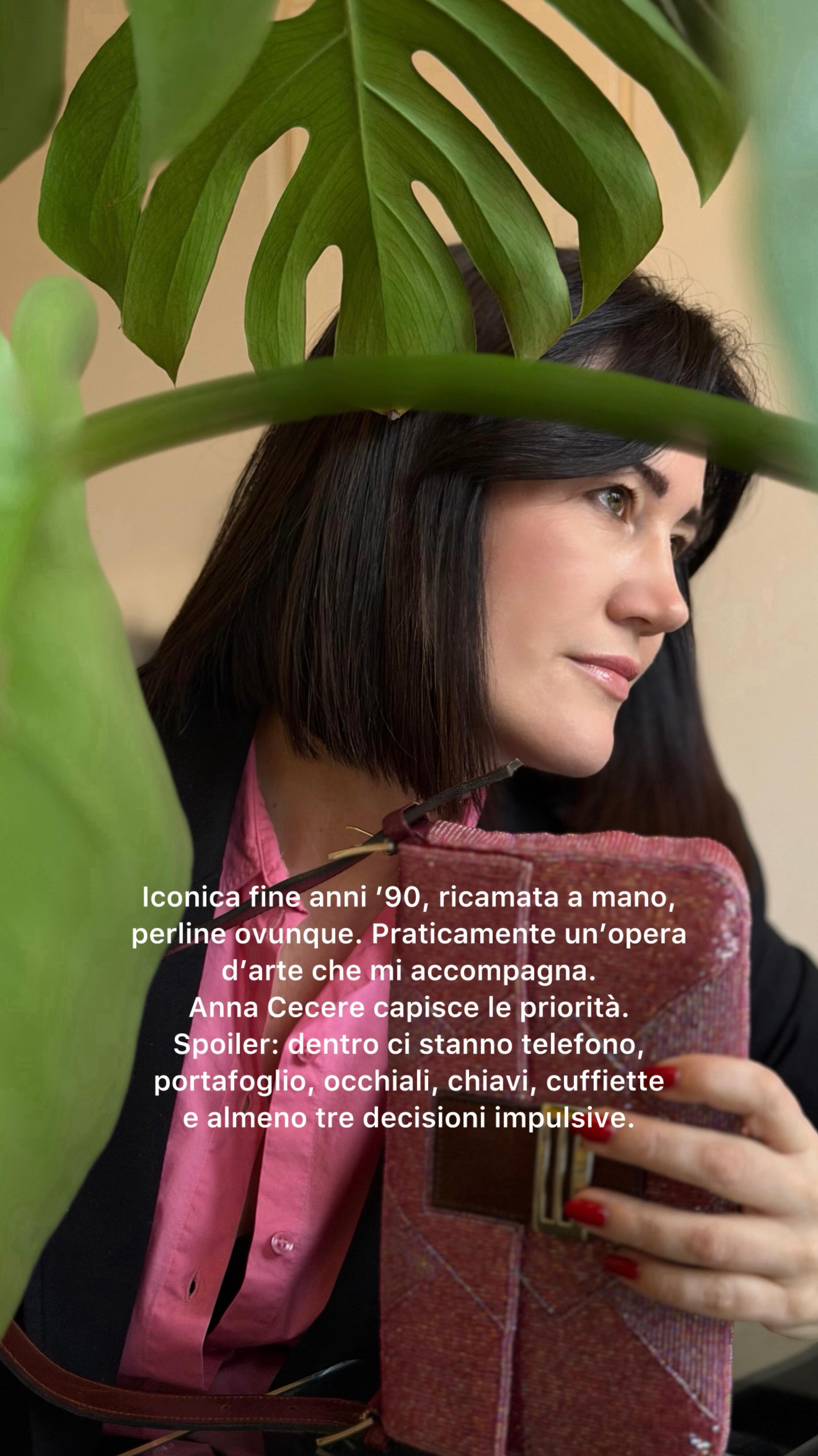 Weekend mood:
esco solo per “fare due passi” e torno con una borsa da collezione 😍
Spoiler: dentro ci stanno telefono, portafoglio, occhiali, chiavi, cuffiette
e almeno tre decisioni impulsive.
Iconica fine anni ’90, ricamata a mano, perline ovunque —
praticamente un’opera d’arte che mi accompagna.
@annacecerebags capisce le priorità ♥️
#annacecere #adv