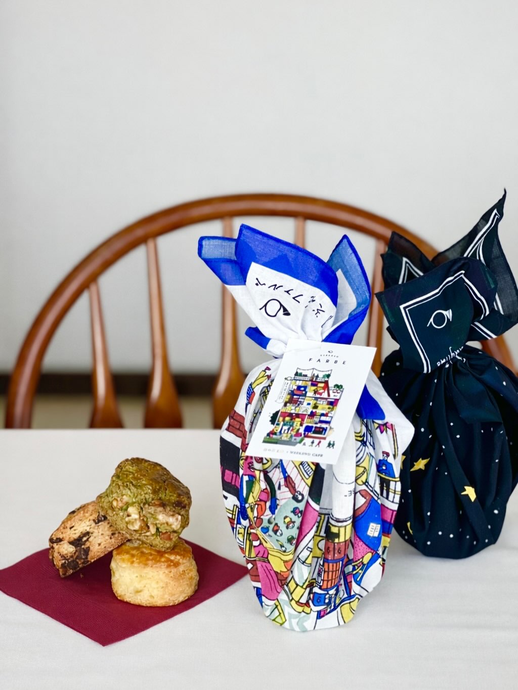 
〜 スコーンセット発売のお知らせ 〜
ファルべで大人気の5種のスコーンに
お土産にぴったりなハンカチーフ付きスコーンセットの発売を開始しました!
お好きなスコーンを3つから。
ハンカチーフのデザインは、ファルべと夜空の2種からお選び頂けます😊
お家で過ごす優雅な午後のお供に🫖
スコーン3つ¥3,260
スコーン4つ¥3,760
スコーン5つ¥4,260
⚪︎スコーンの種類
・プレーン
・自家製レモンピールとアールグレイ
・狭山の抹茶とナッツ
・メープルシロップとさつま芋
・ヴァローナのビターチョコレート
ーーーーーーーーーーー
\水彩平筆の穂先づくりワークショップ/
▪日付:2026年2月21日(土)
▪時間:13:00-14:30
▪参加費:¥3300
▪️定員6名
▪️対象:小学4年生以上。小学生以下は保護者同伴
▪HPから事前申し込みの上ご参加ください
〜マイカラーラボ 世界にひとつあなた色🎨〜
▪️ファルべの営業日はいつでもご参加できます。
▪️場所:月光荘ファルべ/喫茶スペース
▪️参加費:2,200円(税込)
※予約不要!混雑時はお待ちいただく場合がございます。
月光荘の絵の具工場で実際に使用している顔料とバインダーを使って、参加者自らの手で水彩絵の具を練り上げます。
調色表をヒントに、思いのままに顔料を配合して完成したオリジナルカラーには、あなた自身が名付け親となって世界に二つとない色名をつけていただきます。
〜世界にひとつだけのオリジナル缶バッジを作ろう!💎〜
◾️ファルべの営業日はいつでもご参加できます。
▪️場所:月光荘ファルべ/喫茶スペース
▪️参加費:1,100円(税込)
※予約不要!混雑時はお待ちいただく場合がございます。
たくさんの画材とあなたのアイディアで、描いた作品がいつも身につけられる缶バッジに。
マイカラーラボでお作りいただいた水彩絵の具を使うのもおすすめです😊
ーーーーーーー
📯月光荘ファルべ📯
埼玉県入間郡三芳町竹間沢324-6
金・土・日 11:00-17:00
※L.O.16:30
※営業日の変更はInstagramにてお知らせします
※最寄駅:東武東上線みずほ台駅
※近くに有料駐車場もございます
※キャッシュレス決済のみ
ーーーーーーー
