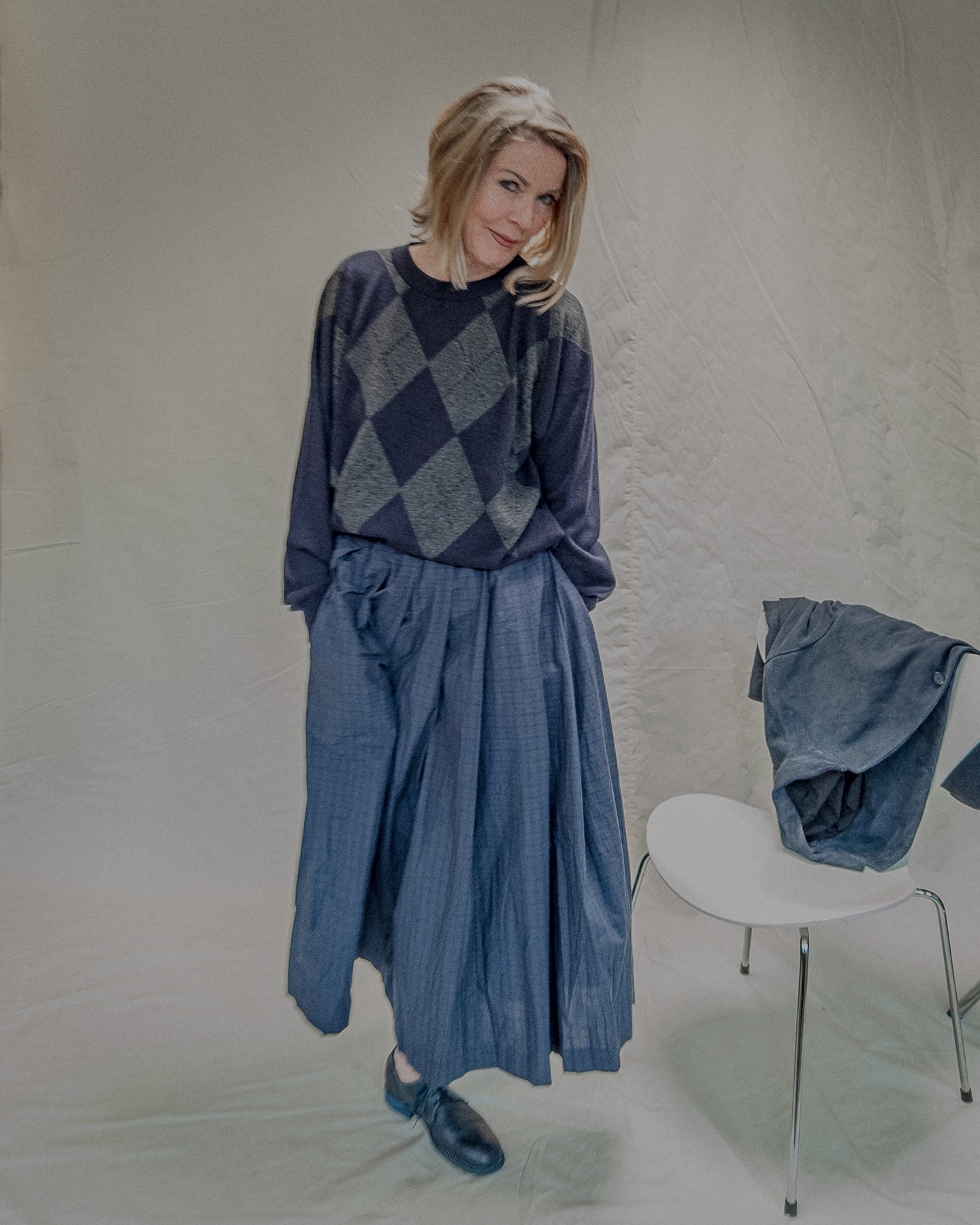 NOW…
Welcome Spring/Summer 2026!
Wir haben auch schon neue Badeanzüge.
Aber auf Grund der aktuellen Aussentemperaturen haben wir uns für einen Look entschieden, der kuscheliges Kaschmir mit fester Baumwolle kombiniert.
Mit diesem klassischen Rautenpullover von @johnstonsofelgin, kombiniert mit Rock und Lederjacke von BERGFABEL können wir uns ganz entspannt milderen Temperaturen nähern.
#fashion #spring #cashmere #cotton #style