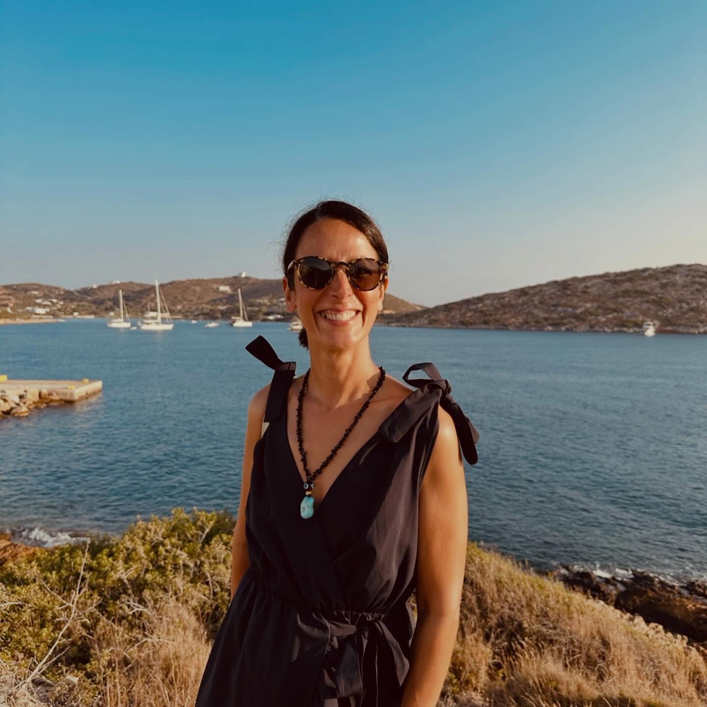 FR/ENG : À travers chaque voyage que je crée, je voyage aussi avec vous. J’imagine vos destinations, vos excursions, ces moments simples qui font tout : les dîners en taverne, les sorties en bateau, les instants suspendus…
Quel bonheur de vous accompagner pour la 1ʳᵉ, la 2ᵉ, la 3ᵉ fois, et de vous faire découvrir « ma » Grèce, qui devient peu à peu « la vôtre ». Merci pour votre confiance et fidélité. ❤️🧿🇬🇷 ENG: Through every journey I create, I travel with you in mind. I imagine your destinations, excursions, those priceless simple moments : the dinners in tavernas, taking a boat for the day, walking around the island…
What a joy it is to accompany you for the 1st, 2nd, 3rd time, and to help you discover “my” Greece, which little by little becomes “yours.”
Thank you for your trust and fidelity .❤️🧿🇬🇷
#traveltogreece #vacationtime #greeksummer #greekislands #cyclades