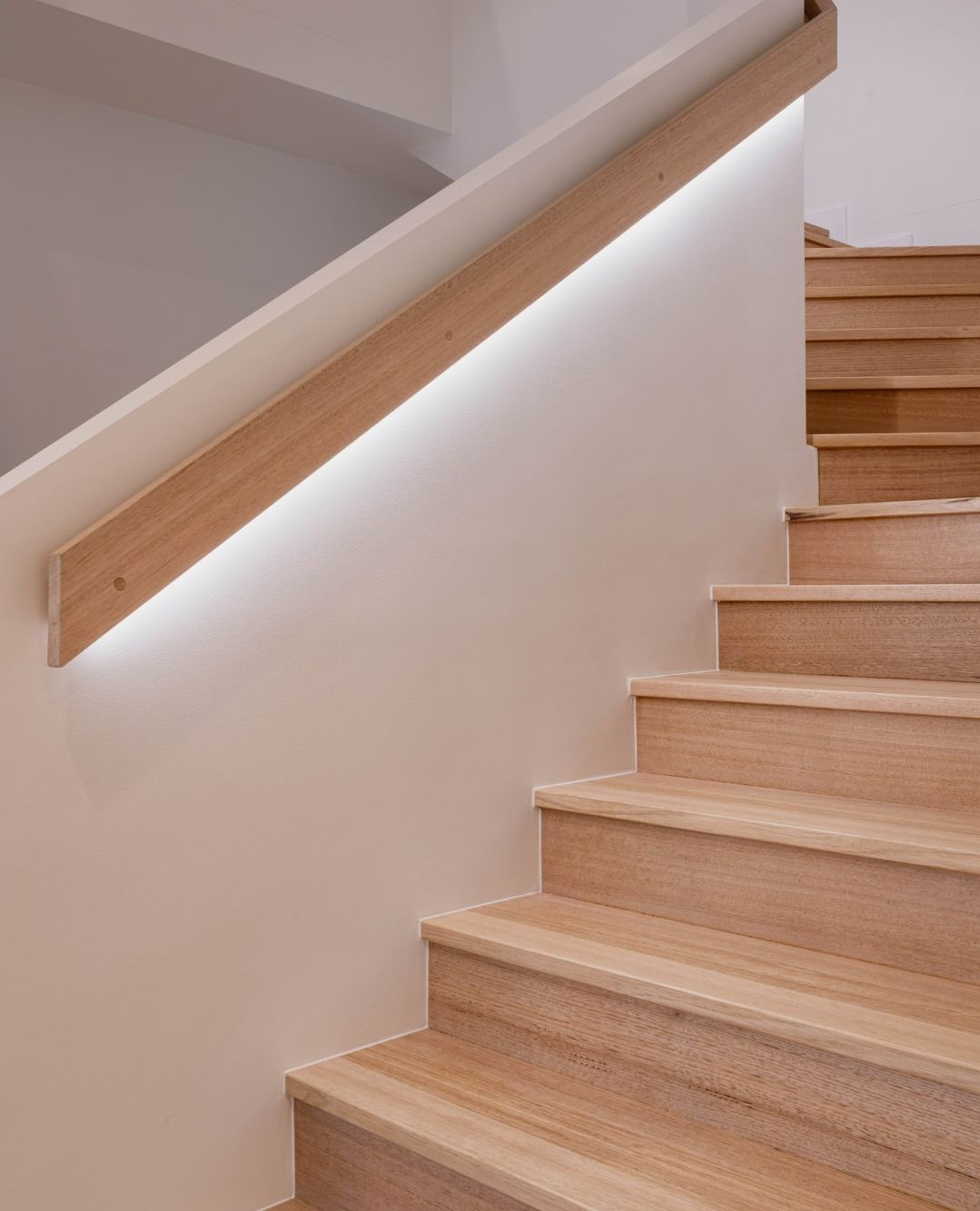Perfection is in the details. This new staircase at Project Lewyn was designed to be elegantly simple, with strip lighting under the handrail to light the path at night.
The detail that really sets this staircase apart though? We reckon it's the immaculate caulking that runs along the seam of the stair with the wall. 👌🏻
📷 @benandgab