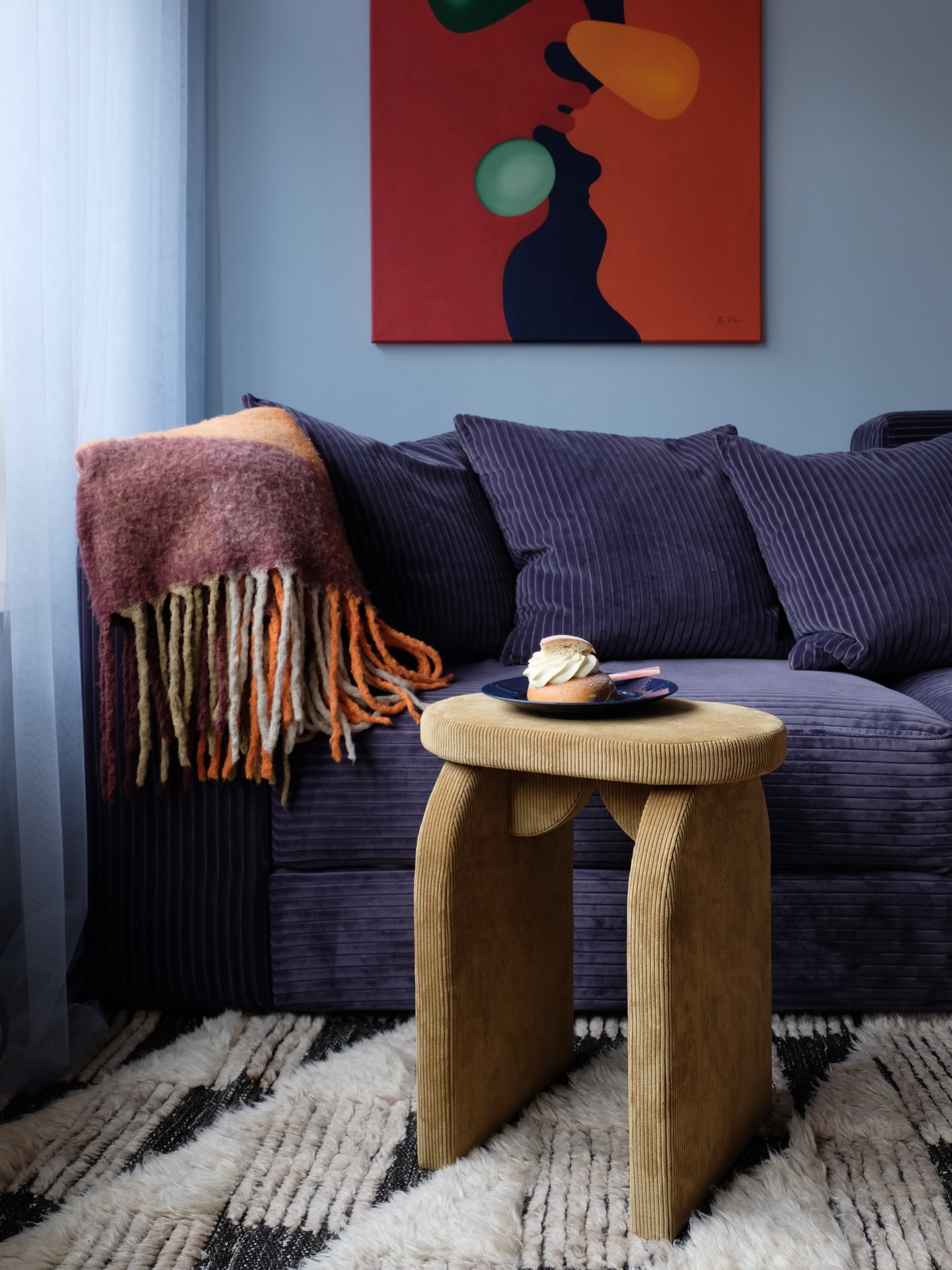 One project done✅👏
This stool is a new version of one I made a few years ago from saved leftover wood. This time I wanted a softer expression, and since I’m currently a little obsessed with corduroy, I dressed it in this stunning olive green fabric.
And as if that wasn’t enough, it’s ”fettisdagen” here in Sweden which of course means semla… My absolute favourite🤤😍