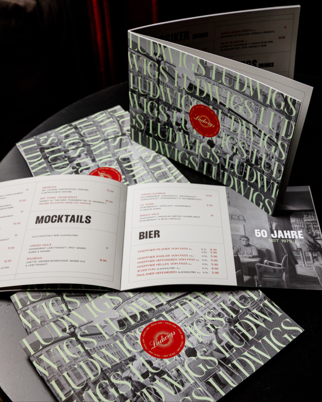 Die neue Ludwigs-Karte zeigt sich in frischem Design – übersichtlich und mit Liebe zum Detail gestaltet.
Sie verbindet Bekanntes mit Neuem und macht Lust, sich Zeit zu nehmen, zu entdecken und zu genießen.
Ein weiterer Schritt, unsere Handschrift nicht nur schmeckbar, sondern auch sichtbar zu machen.
#ludwigs #neuesbranding #neuekarte #designliebe #detailsmatter #genusskultur #gastronomiedesign #ludwigsmomente