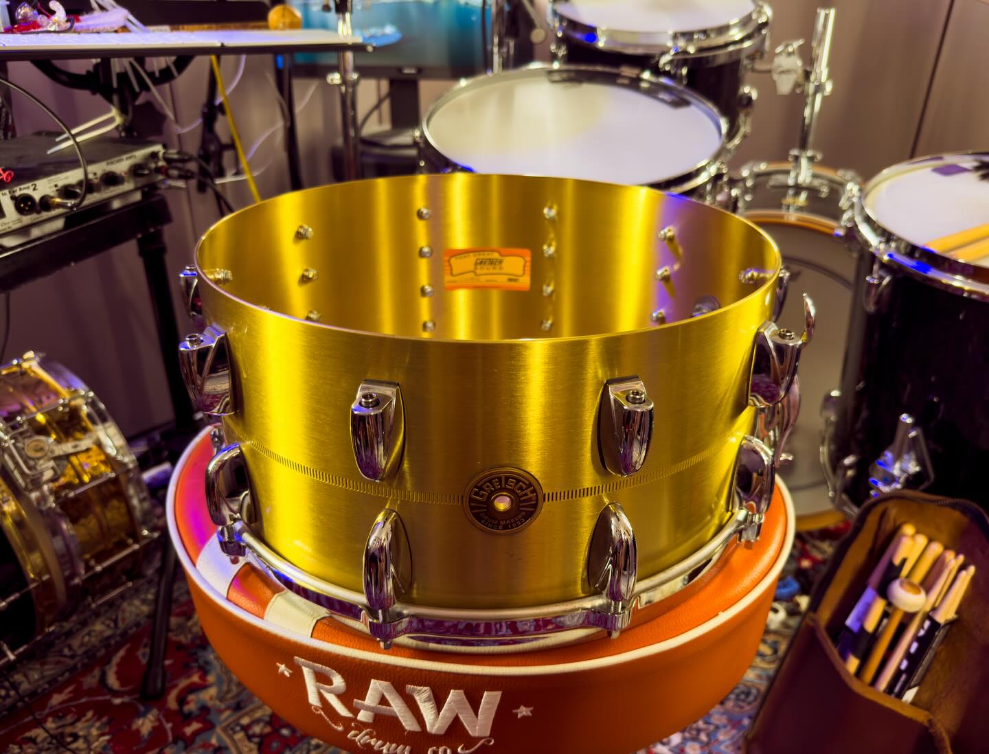 New snare head for my session with @eve_gallagher_singer_official and @uliheinzler. Look at that shiny drum 🤩🤩🤩
@gretschdrums @remopercussion