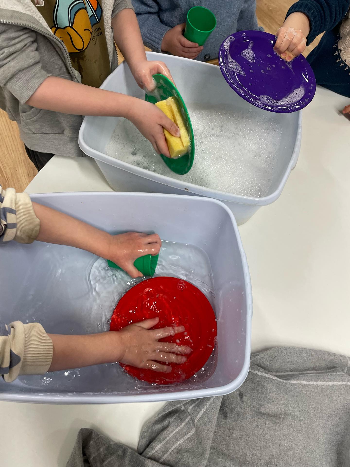 The children have helped out today with the washing up. After snack we washed our plates in soapy warm water, then rinsed them in clean water followed by drying… well done everyone 🧽🫧