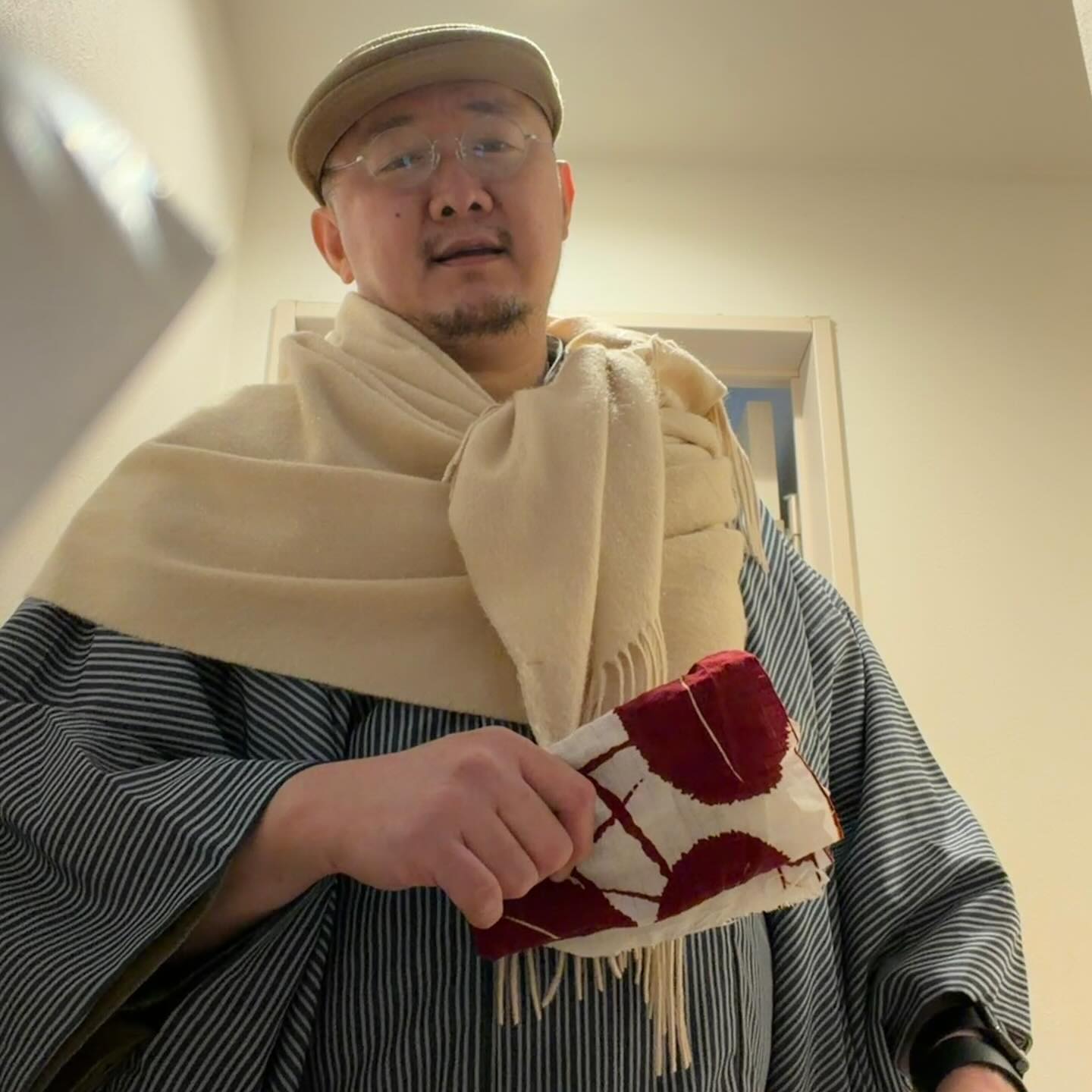 I wanted to get back home before the snow fell, but I couldn't.
雪が降る前に帰れなかった
#着物男子 #menskimono #kimono