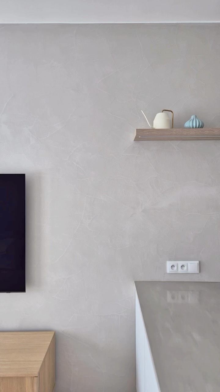 Kašmírová mikrocementová stěrka, aktuální trend pro rok 2026. #mikrocementovasterka #monolitdesign #designwall #design #betonovasterka