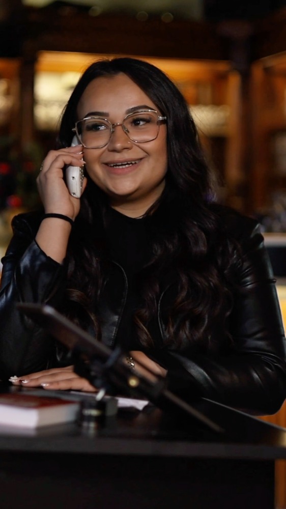 „Natürlich!“ – ist bei uns keine Floskel, sondern gelebter Service.
📞 Eine Frage – viele Selbstverständlichkeiten:
Ja, wir haben täglich durchgehend warme Küche.
Ja, es gibt glutenfreie Optionen.
Ja, Sie können online reservieren und Events buchen.
Und ja – ein Drink im Ludwigs?Immer eine gute Idee. Auch im Winter, an unserer gemütlichen Bar.
💬 Fragen? Einfach melden – wir sind für euch da.
#ludwigskarlsruhe #servicekultur #gastfreundschaft #immerfüreuchda #karlsruheessen