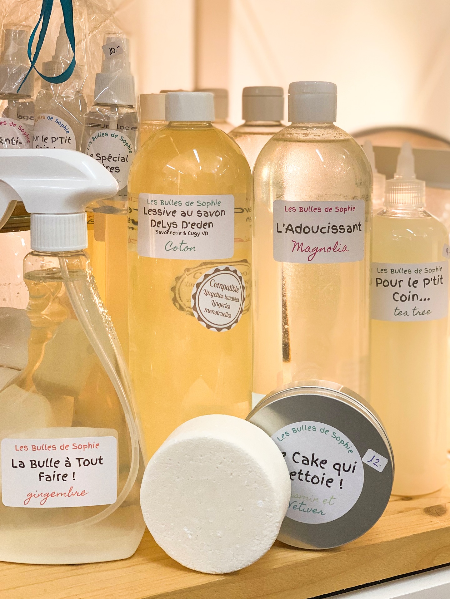 Faire le ménage avec des produits naturels, efficaces et engagés, c’est possible! 🫧
C’est exactement ce que propose la droguiste @lesbullesdesophie : des produits d’entretien artisanaux, plus sains pour nous et pour l’environnement, et sans compromis sur l’efficacité!
Notre gros coup de ♥️ ? Le cake qui nettoie!
Il sert pour la vaisselle, mais pas que. Il mousse, il dégraisse super bien, il dure longtemps, un vrai indispensable du quotidien!
Lessive, adoucissant, bulle à tout faire ou encore produit wc viennent compléter la gamme: efficaces, doux pour la planète et pour la peau 💚
Et parce que chaque geste compte, tous les contenants @lesbullesdesophie sont consignés.
Et pour découvrir la gamme en douceur, venez découvrir les mini packs découverte!
Une super idée pour tester les produits, se faire sa propre opinion ou pour offrir et donner envie à un-e proche de passer aux produits d’entretien naturels 🎁