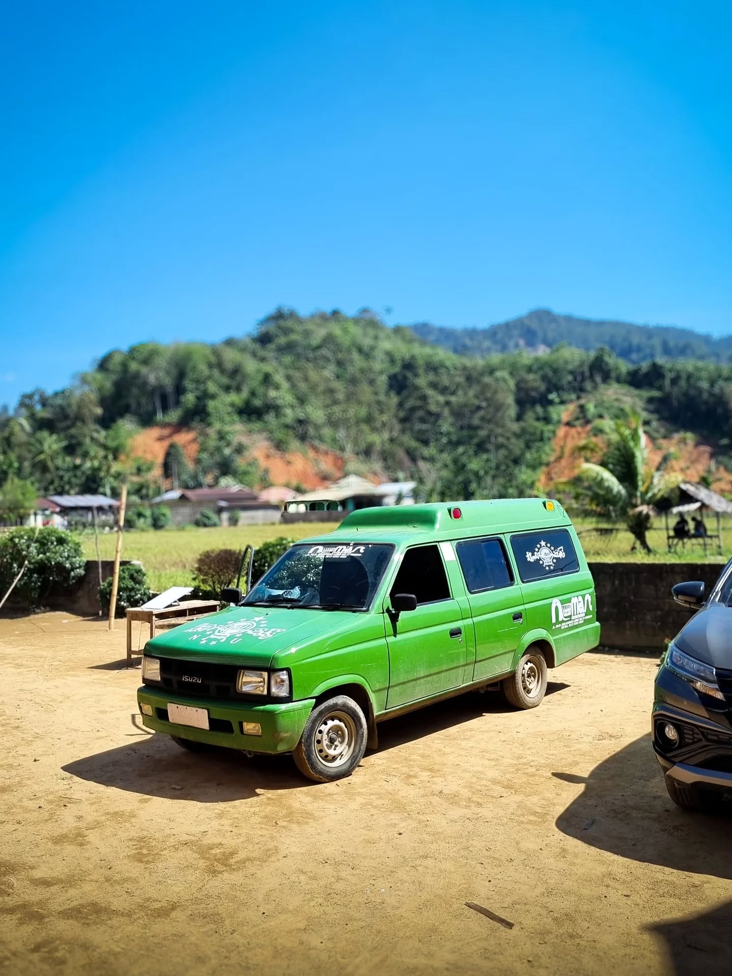 Oi Dusanak!
Ini adalah armada yang cukup fenomenal saat Tanggap Darurat Bencana Banjir dan Longsor Sibolga-Tapteng. PMII berkolaborasi bersama dengan IKAMA menggunakan mobil untuk mengangkut berbagai jenis barang bantuan kepada masyarakat ke pelosok mana pun.
Sering sekali mobil ini berhenti di kerumunan anak-anak sekedar untuk berbagi jajanan, biskuit, dan susu untuk memberikan keceriaan bagi mereka yang terdampak.
Cerita serunya adalah sering sekali masyarakat dan anak-anak berseru "Numart! Numart!", apabila mobil ini datang ke permukiman mereka. Walau terkadang, para relawan, khususnya Bung @waiys14 , terpaksa meminta maaf karena tidak membawa barang bantuan karena posisi sedang survei atau sudah habis.
Sebuah apresiasi khusus dari kami untuk berbagi dan menceritakan tentang armada yang ikonik ini.
Terima kasih orang baik
#kolaborasikebaikan
#poskorelawan