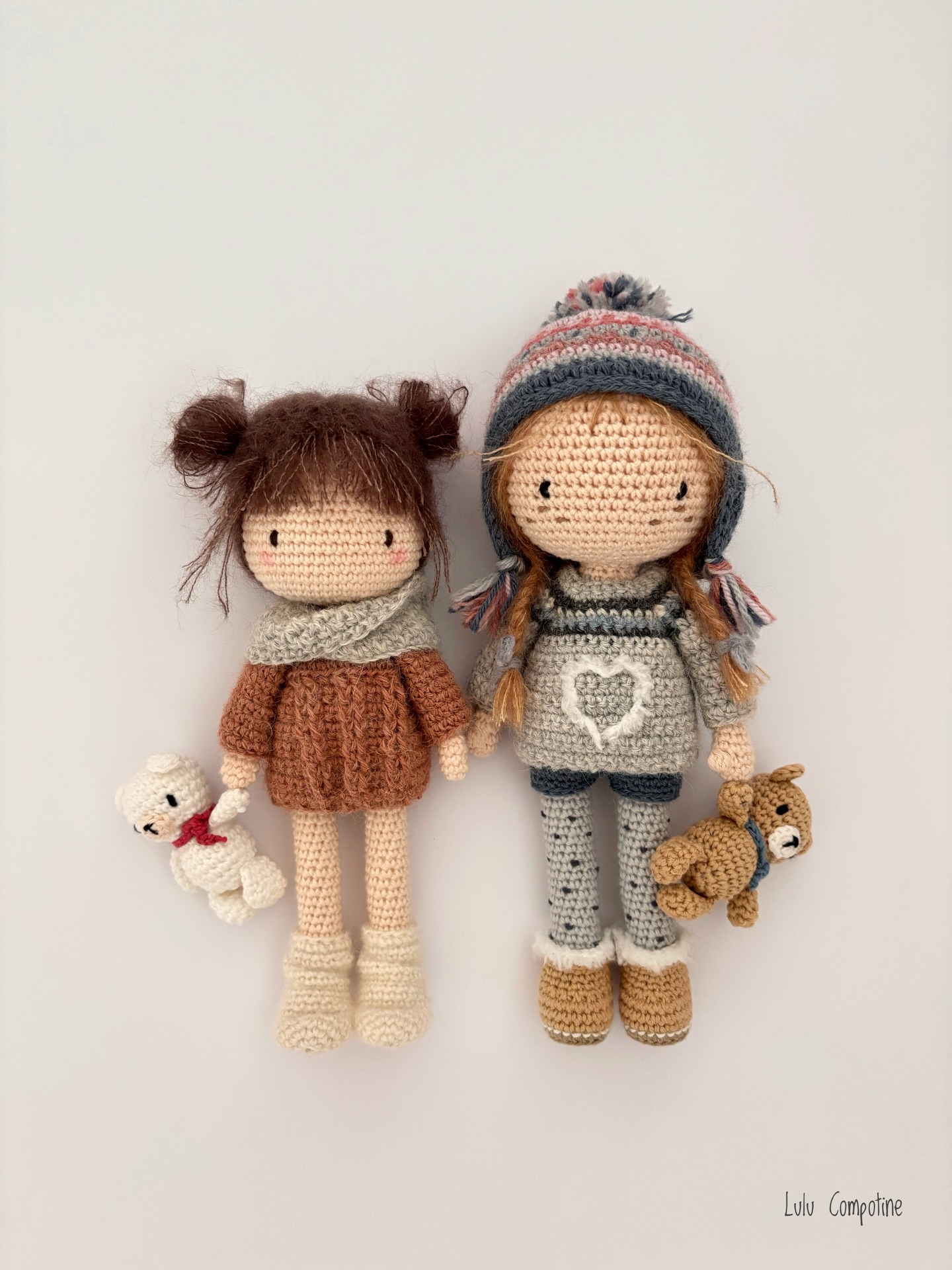 Bonne vacances d’hiver à tous ceux qui en profiteront déjà cette semaine ! Qu’elles soient douces et ressourçantes !
Aux sports d’hiver, en randonnée, au bord de la mer, culturelles dans une grande ou petite ville ou simplement cocooning au coin de feu…
La météo n’est apparemment pas très clémente cette semaine mais on fera avec !
Ici, on va enfin retrouver notre petit cocon tout en haut de la colline et scruter les rayons de soleil ☀️
- Les tutoriels de Mia et Honorine en tenues d’hiver sont à retrouver en boutique
#vacances #poupeecrochet #lulucompotine #winterbreak #crochetdolls