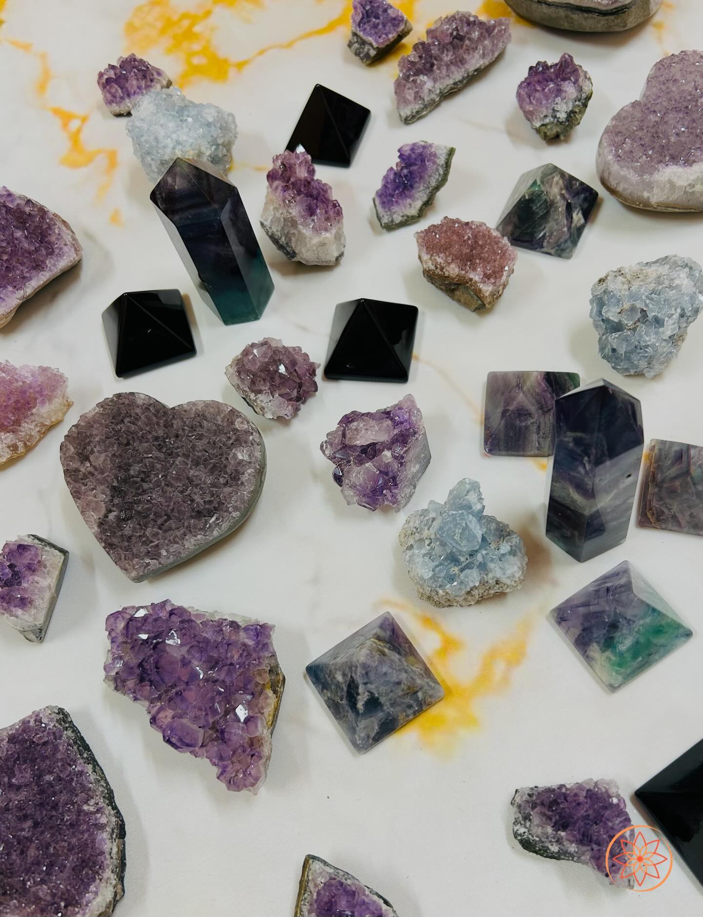 ✨ Minerales que llenan tu espacio de energía y armonía ✨
Puntas de fluorita, drusas de amatista, puntas de ónix y drusas de celestina. Cada uno tiene propiedades únicas y formas especiales de ayudarnos en nuestro día a día:
💎 Fluorita
Ideal para mantener la mente clara y enfocada. Perfecta en tu escritorio o zona de estudio, ayuda a organizar ideas, aumentar la concentración y proteger tu energía de ambientes caóticos. También se puede usar en tu habitación para equilibrar la energía y promover calma mental.
💜 Amatista
La piedra de la calma y la meditación. Colócala en tu sala o dormitorio para crear un espacio relajante y propicio para el descanso. También ayuda en prácticas de meditación y a liberar estrés, conectándote con tu intuición y paz interior.
⚫ Obsidiana negra
Gran protector energético. Ideal para tener cerca cuando necesitas fuerza y estabilidad emocional. Colócalo en la entrada de tu hogar para proteger la energía de tu espacio o llévalo contigo para sentir seguridad y confianza en momentos difíciles.
🔵 Celestina
La piedra de la paz y la comunicación. Perfecta para tu oficina o sala de meditación, ya que fomenta la claridad al expresarte y la armonía en tus relaciones. También ayuda a conectarte con tu intuición y espiritualidad, ideal para quienes buscan un momento de serenidad en su rutina.
💫 Tip práctico: Puedes combinarlas en rincones de tu casa, tu escritorio, o en tu altar personal para equilibrar energías, atraer calma y protección, y mantener tu entorno cargado de buenas vibras.
#Cristales #Minerales #Fluorita #Amatista #ónix