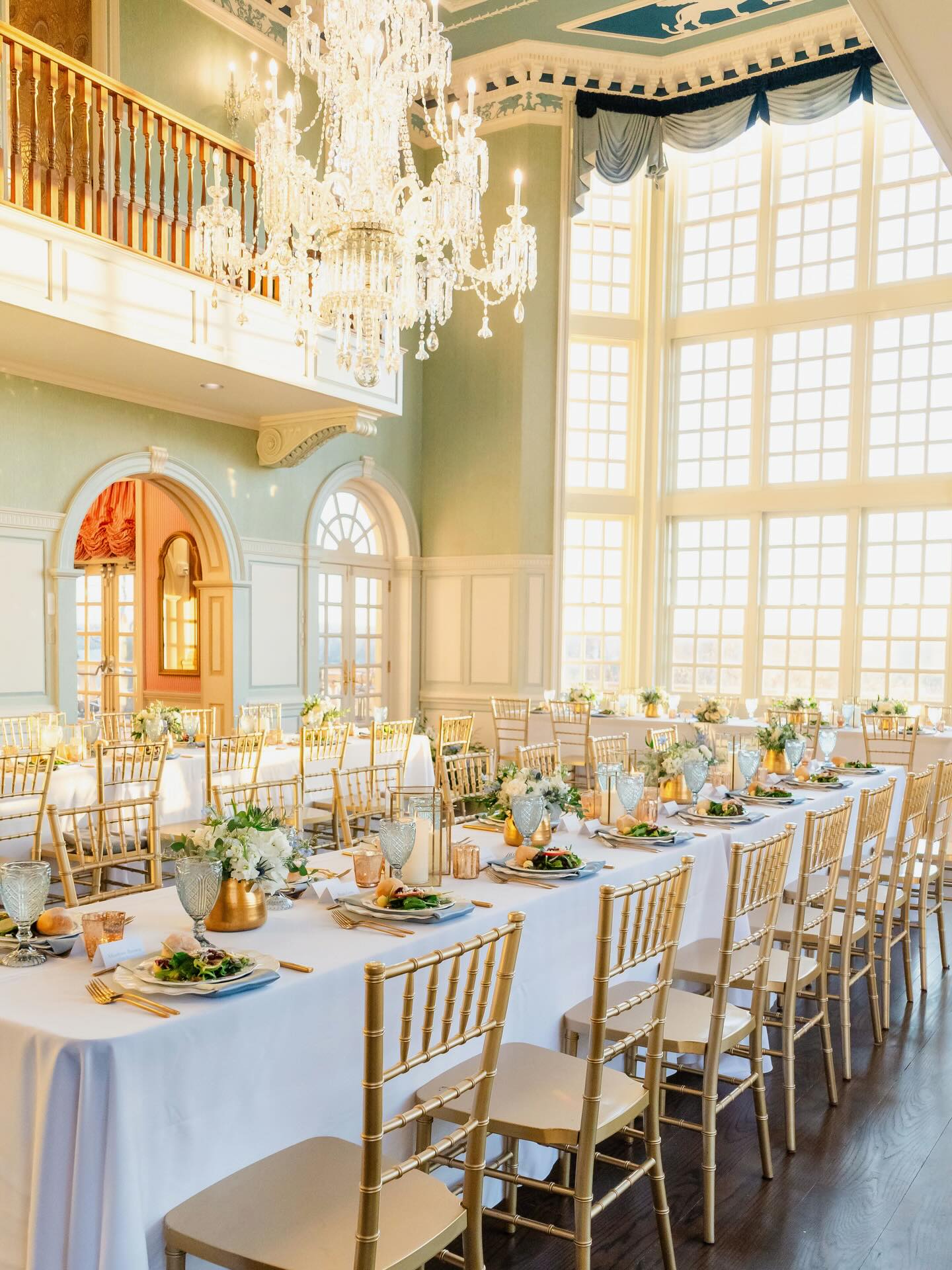 Golden hour magic💛✨🌙
#starrynighteventsrva #starrynighteventsplanner #starrynighteventsrvaflowers #weloveourcouples #starrynighteventsrvacouples
Planning & Florals | @starrynighteventsrva @tanya_m_cornwell
Photography | @amkay_photography
Venue | @estateatriverrun
Catering | @cater2events
Rentals | @rentequipva
DJ | @djfrankierva
Beauty | @amandaperry.hair.airbrush
Couple | @madison_norvell @brysonvasey