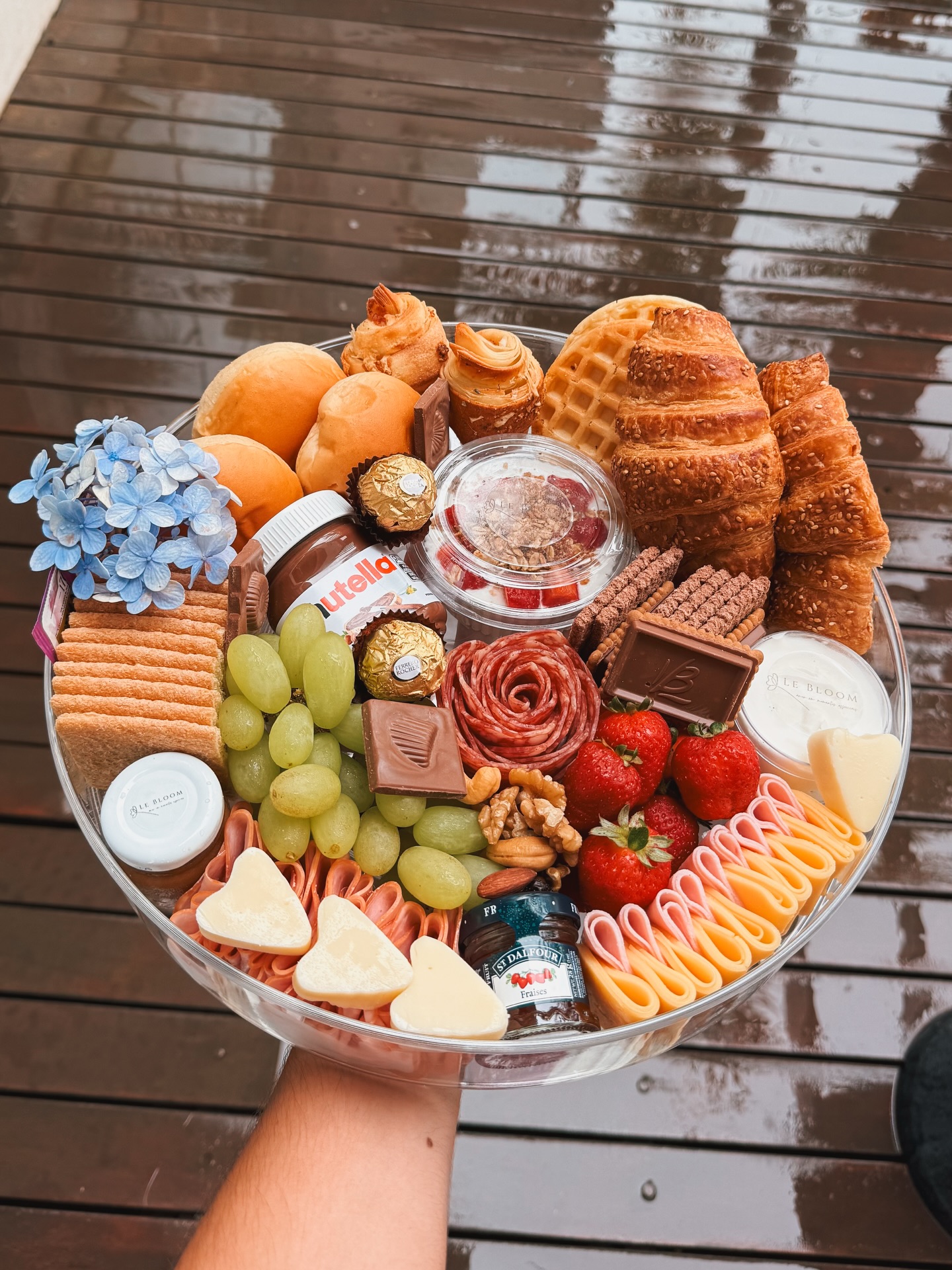 Hoje o dia começou chuvoso por aqui, mas com muito amor em forma de Le Bloom Box. ❤️✨