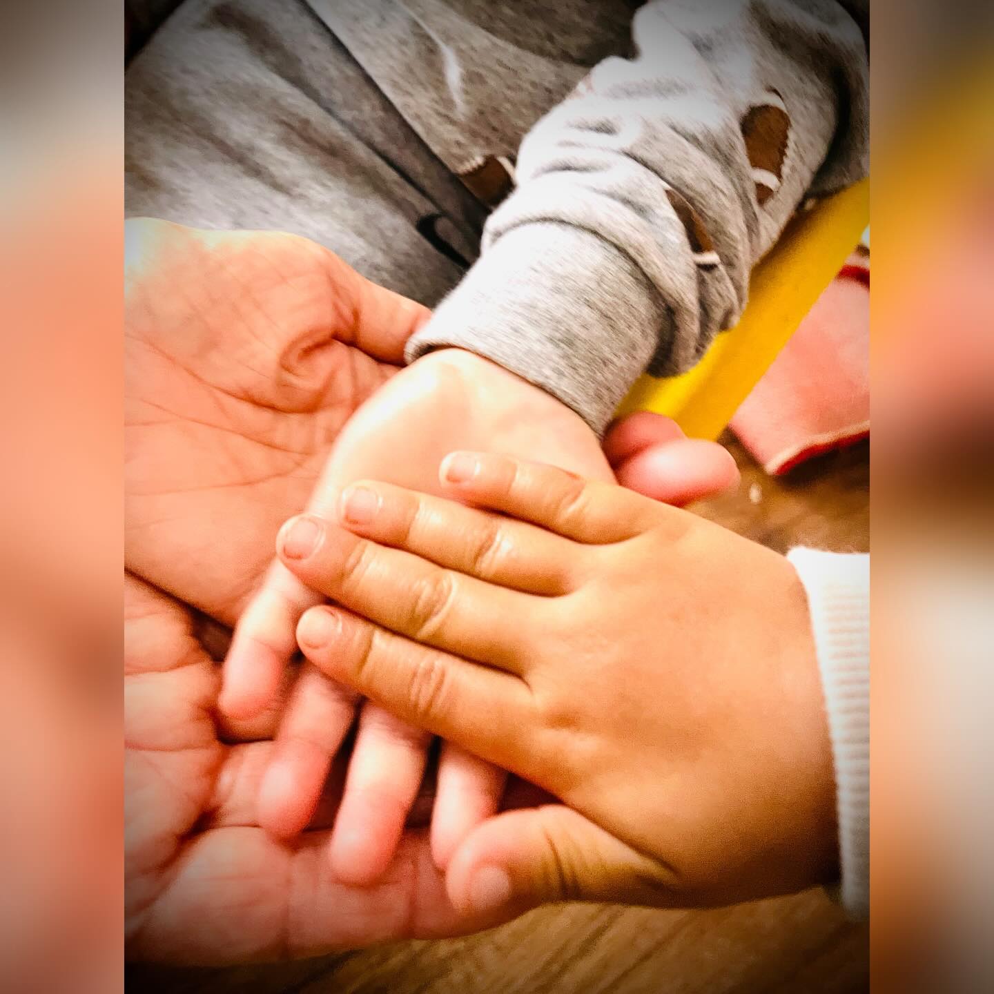 💛今週は、「愛」のバレンタインweek!あっぷる幼稚園では、「愛:LOVE」をテーマに過ごした1週間となりました。様々な活動を通して、「やさしい心」「やさしい手」「ハートがいっぱい」「愛があるね」「〇〇ちゃんの心に愛が見えるね」「嬉しいな」「ママ,喜んでくれるといいいな。」等など、、愛の心が確実に育まれていることが確認され、心が温かくなりました💛
あっぷるちゃんは今日も愛に溢れています💕💕
「 わたしがあなたがたを愛したように、あなたがたも互いに愛し合いなさい 」 (ヨハネ15:12)
Happy Valentine’s Day❤️