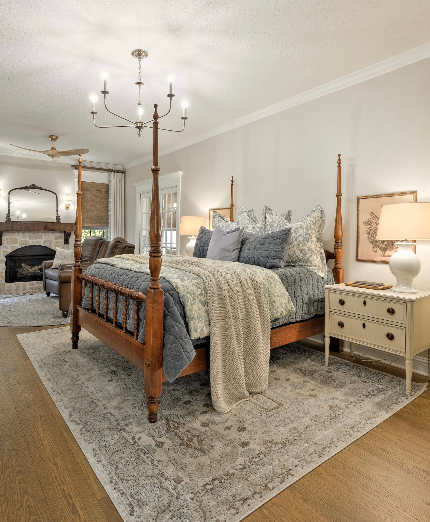 Hot take: “too grandma” was never the problem.
COLOR, mixing patterns, rich wood tones, lots of layers and texture, and pieces with real character…our grandmas KNEW what they were doing.
Somewhere along the way, I think we lost a lot of that, and homes started feeling a little too plain and a little too sad.
This bedroom feels like a sweet nod to the past. As designers, we’ll always love spaces that feel collected over time and don’t ACTUALLY look designed. 🤍
•
•
•
📸 Lovely photos by @bayou.city.captured
🛠️ Awesome construction by our friends @andersonfamilybuilders