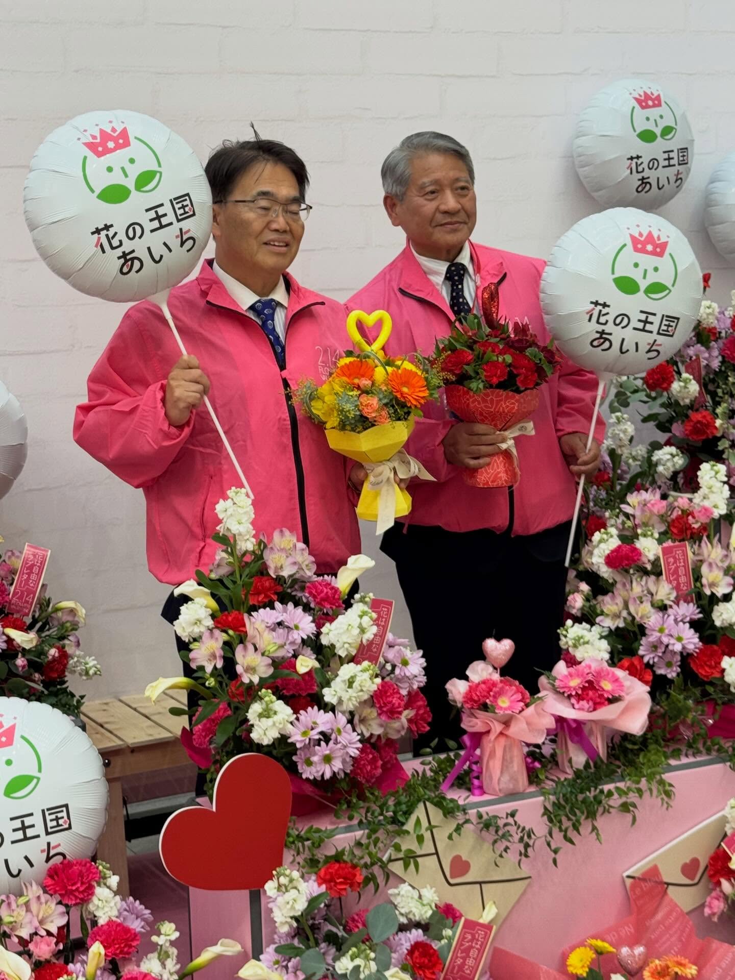 昨日はバレンタインデーでしたね。愛知県ではイオンモール大高にてフラワーバレンタインのイベントを2月7日、8日に行いました💐フォトスポットが用意されていてスタンディグブーケを持って記念撮影が行えるようになってました😃その時のスタンディングブーケを当店で制作したもので愛知県で作られたお花で作ったスタンディングブーケです🌸
#スタンディングブーケ#花束 #フラワーバレンタイン#バレンタインデー#花