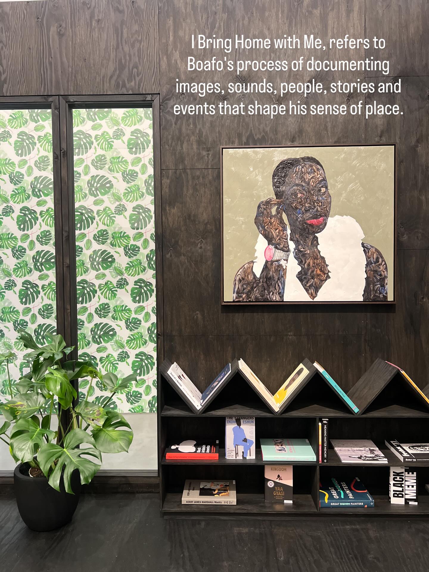 If you need me, I’ll be living inside this color palette. 💙 Amoako Boafo’s @amoakoboafo work is even more powerful in person. It’s the perfect spot to get inspired and stay a while. Check out the show @robertsprojects before it closes on March 21.
#africanart #blackdiaspora #ghanaart