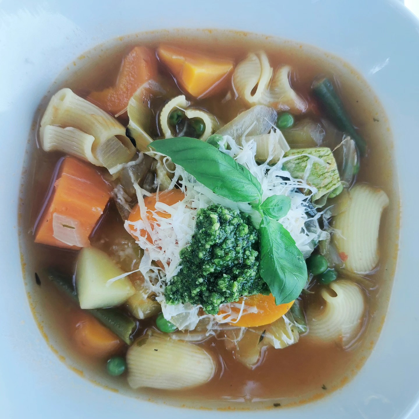 La soupe au pistou, 100% légumes du jardin ❤️. Pecorino AOP, pesto au basilic, persil et roquette.
#maraichageenmontagne #bonheurnaturel #dolcevita #permaculture #simplelife #montagneardechoise #auclairdelasource #Lanarce