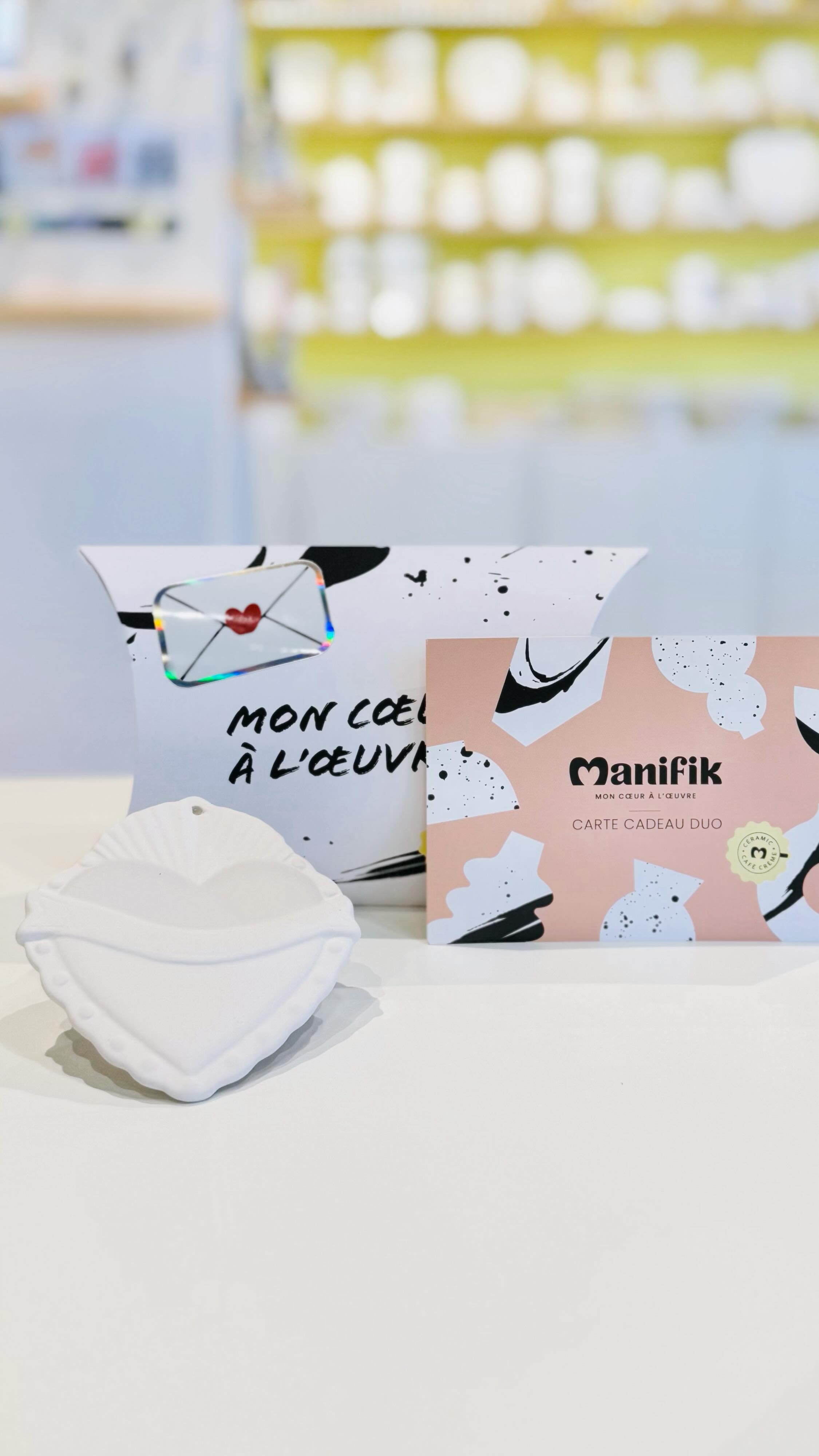 ♥️ Dernière chance pour une idée cadeau originale de Saint-Valentin !
Cette année, pour une Saint-Valentin qui marque vraiment, offrez une expérience créative à vivre à deux ♥️
Notre coffret cadeau Manifikement Love a été imaginé pour créer des souvenirs et un moment de détente à 2 !
À l’intérieur :
✨ une carte cadeau duo, minimum 80€, pour une séance de peinture sur céramique à deux
✨ un mini cœur ex-voto offert, à peindre en plus pendant la séance
✨ un tote bag Manifik offert pour repartir avec vos chefs-d’œuvre après cuisson
Un cadeau différent, ultra attentionné, et qui déclenche un vrai effet wahou dès l’ouverture du coffret 💫
💌 Offre valable jusqu’au 14 février inclus
📍 À venir récupérer au Manifik Céramic Café : 7 quai de Paris à Strasbourg
Manifik Céramic Café - Saint-Valentin - cadeau sain-Valentin - idée cadeau originale - cadeau pour deux - expérience cadeau - peinture sur céramique - atelier de peinture - moment à deux - fait main - créativité - slow moment - strasbourg