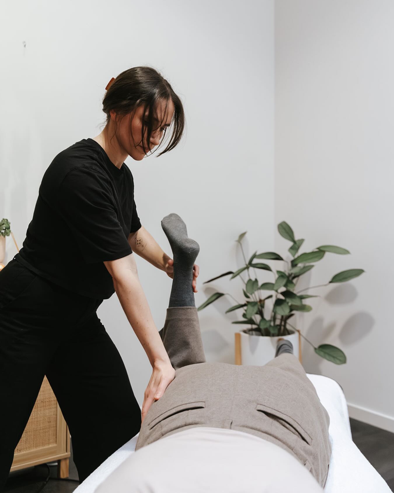 Hip pain? Here’s what we commonly see, and how we can help!
Common causes of hip pain we treat:
• Tight hip flexors & glutes
• Poor posture or movement patterns
• Lower back or pelvic dysfunction
• Overuse or sudden training load changes
• Muscle imbalances or weakness
How we can help:
✔ Relieve tight, overworked muscles
✔ Improve hip mobility & strength
✔ Reduce pain and inflammation
✔ Address the root cause (not just the sore spot)
✔ Support long-term relief and prevent flare-ups
✨ Tip: Hip pain isn’t always “just the hip.” The right treatment makes all the difference.
Client experience:
“Life Saver!!! I severely strained my lower back and hip flexors … Could not walk or turn over in bed without pain! … the bodywork she performed ultimately eliminated my pain … allowed me to enjoy my trip immensely. Thank you!” Google review
.
.
.
.
.
#hippain #strength #myotherapy #pain #melbournemassage