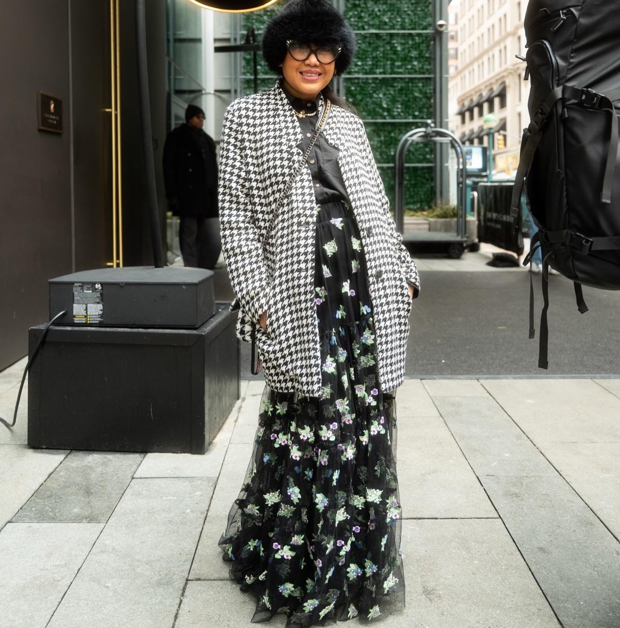 Paparazzi shot by @sunbleachfilm after the @veejayfloresca #nyfw at the @ritzcarltonnewyorknomad
Yowww she looks so tall here!?! Yazz!
Skirt by @anthropologie
#ootd #outfitsoftracydizon #veejayfloresca