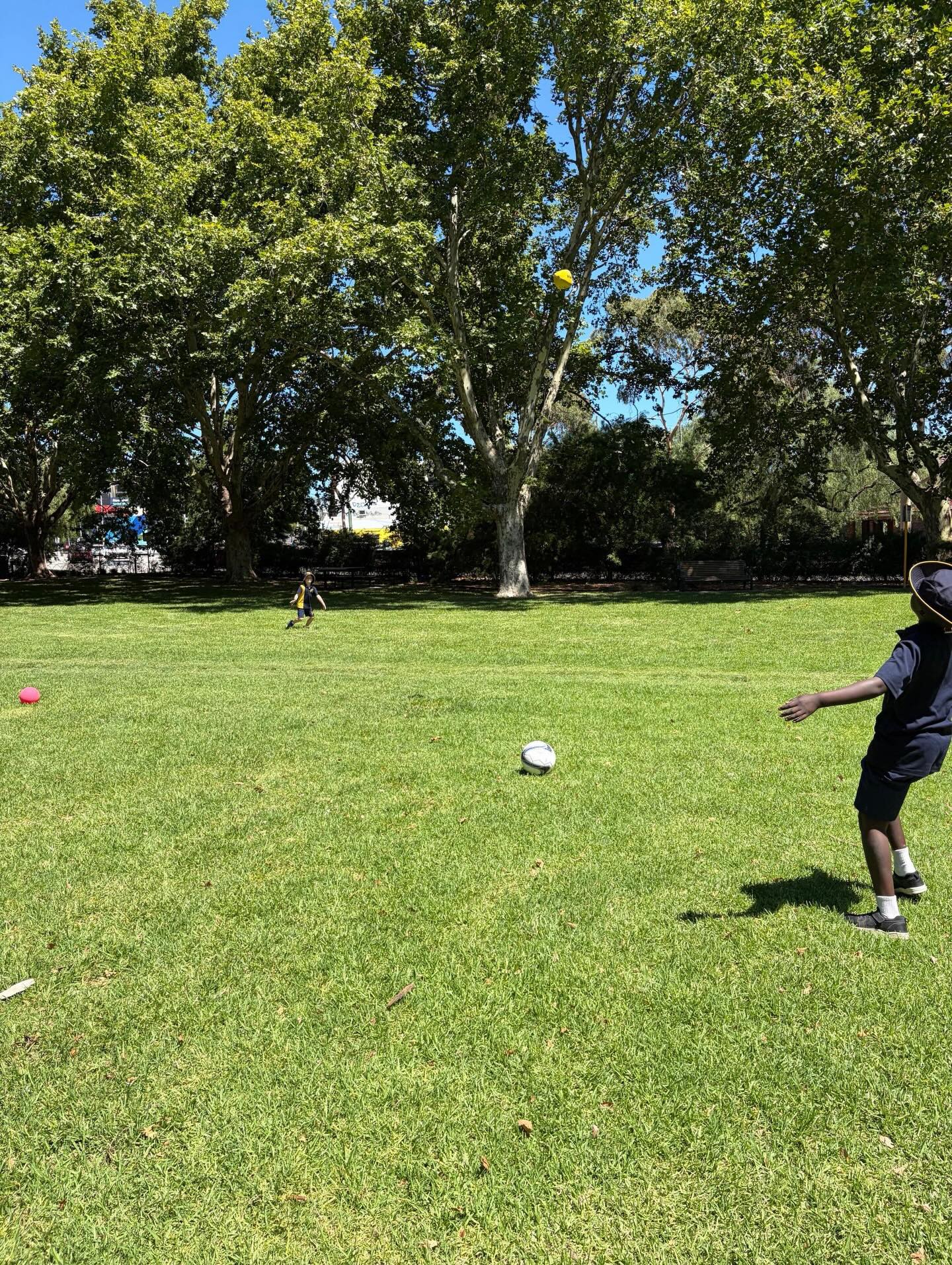 Last week the Year 1/2s enjoyed their first visit to Gardiner Reserve for their PE session. It was a wonderful opportunity for the students to move their bodies, practise their gross motor skills and interact with their classmates in a different environment.
The sunny weather made it even better, and the children were enthusiastic, engaged and respectful of the space. A great way to start PE sessions and the year ahead! ☀️🏃♀️🏃♂️