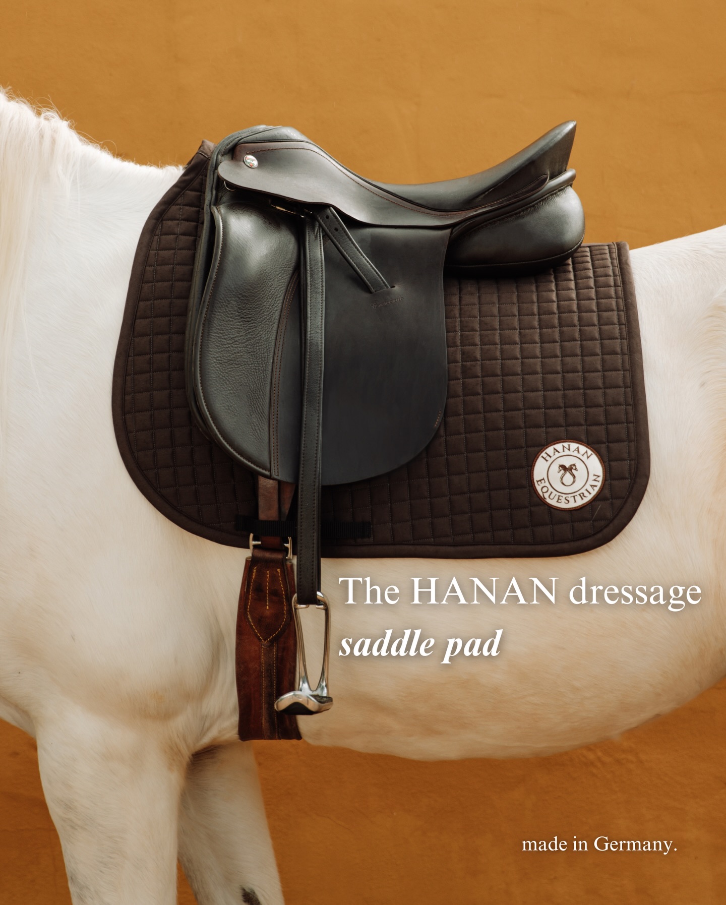 For the rider.
For the horse.
For the sophisticated equestrian.
Our HANAN saddle pad — created for sophisticated equestrians who believe that elegance is shared.
Thoughtful design, refined details, and a quiet confidence you can feel in every stride.
Because true style doesn’t stop with the rider.
It lives in the partnership.
We partnered with the manufacturer, that made the saddle pads we have been riding with for years. Believe it or not, but it is an investment that will accompany you for a long time. We have been using ours for more than 10 years for everyday work and presentations. Quality made in Germany 🤍