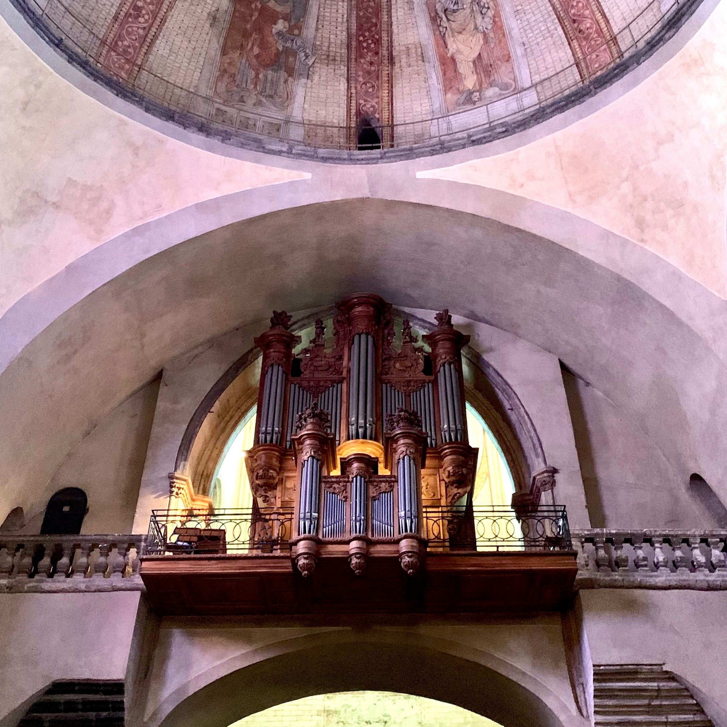 La Cathédrale Saint-Etienne possède un grand orgue, positionné à la jonction du narthex et de la nef. Cet imposant instrument, doté d’un double buffet, ne s’est pas toujours présenté tel qu’il nous apparaît aujourd’hui. .
.
.
.
.
.
.
.
.
.
#orgue #organ #cathedral #cathedrale #departementdulot #cahors #villedecahors #musiqueclassique #paroisses #concert