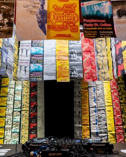 Geschichte aufleben lassen: Ende Januar wurde die @grabenhallest.gallen wieder zur «Queerhalle» – mit Open Drag House mit dem @pastellkollektiv, Input zur Geschichte queerer Treffpunkte und Lebensräume, Szenografie-Vernissage und natürlich anschliessender Party!
Die Szenografie mit den Plakat-Bändern queerer Partys ab den 1980er-Jahren in der Grabenhalle (siehe Bilder) stammt vom Kollektiv @querformat__, die Originale der Plakate sind aus dem Schwulenarchiv Schweiz. Querformat hat die Originale gescannt, neu ausgedruckt und feuerfest behandelt – die perfekte Kulisse auch für die nächste «Queerhalle» in St. Gallen.
© Bilder: Querformat
#queerhistory #queerarchives #schwulegeschichte #gayhistory
