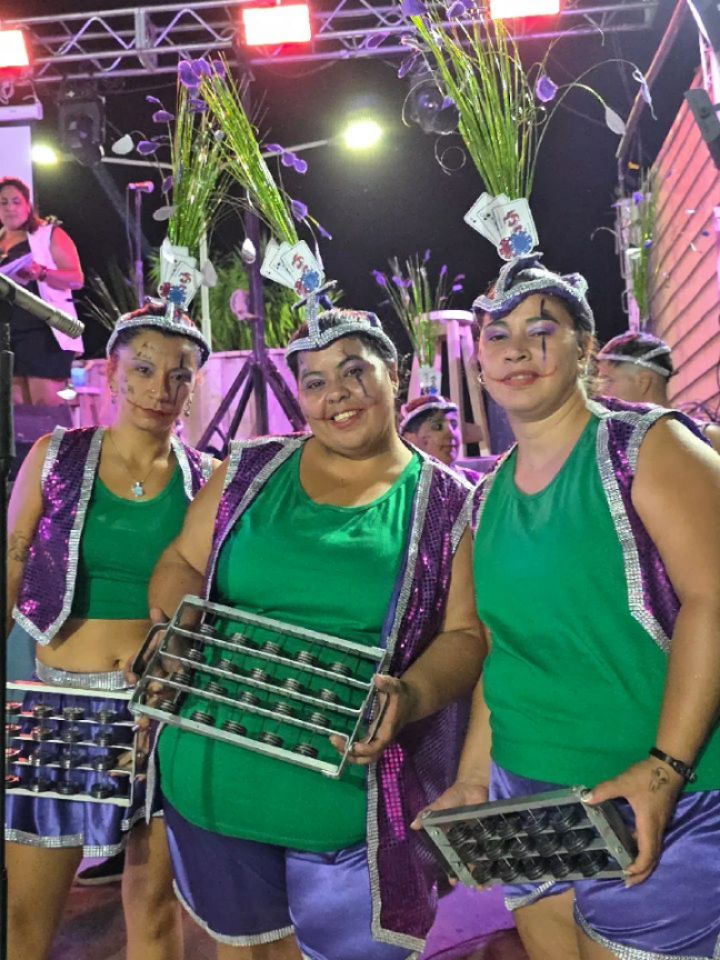 ¡Arriba el Carnaval! 🎊
El carnaval es tradición y una excusa más para encontrarnos y celebrar lo que somos.
En Pavón Arriba, tocó disfrutar: batucada, color y mucha alegría en cada rincón.