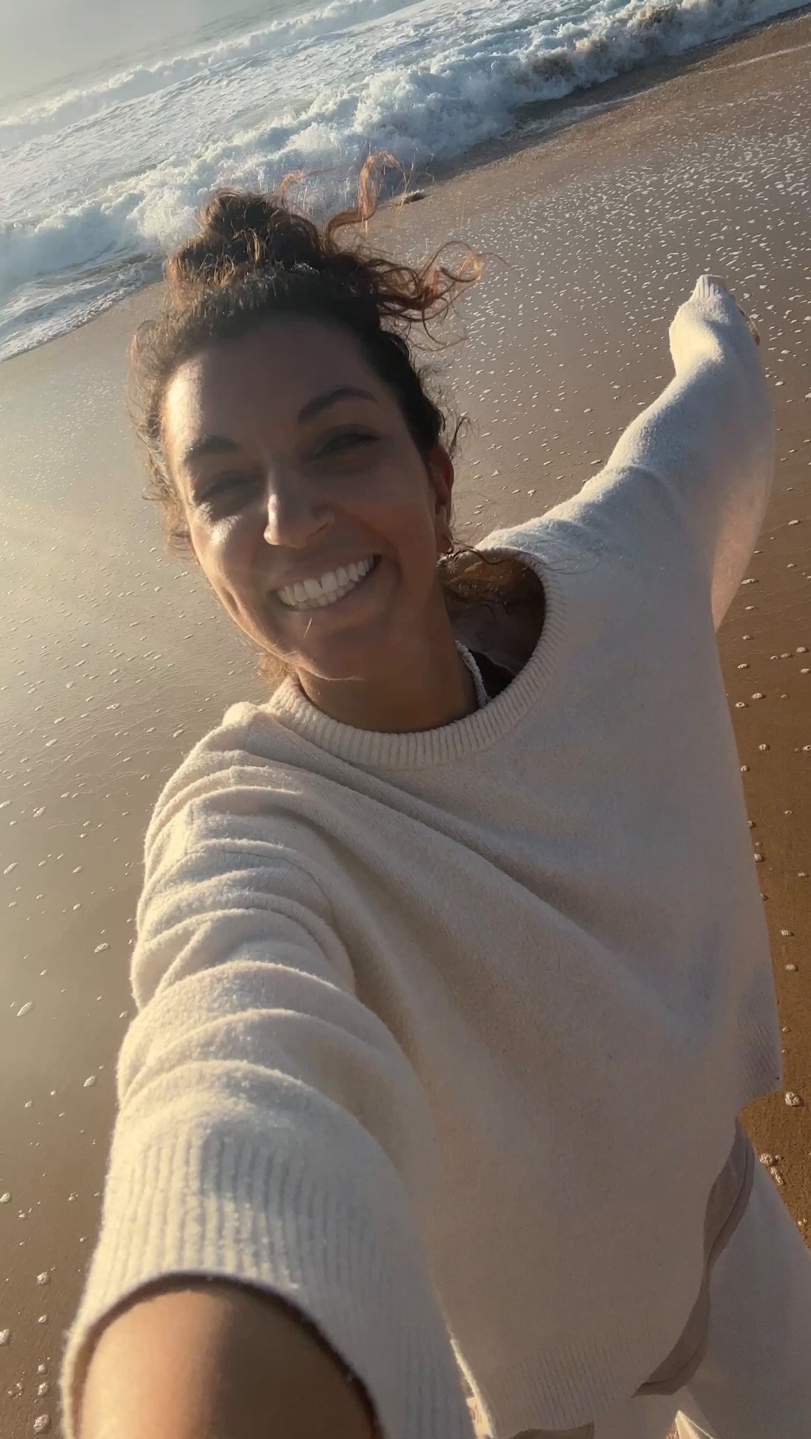 puh 🥹🥺 dieses Gefühl ist so intensiv, dass es mich fast überwältigt hätte im ersten Moment.
Weil ich einfach schon nach den ersten Minuten wieder hier auf der Insel dieses heftige Gefühl hatte: so unendlich glücklich, frei - und irgendwie so erleichtert..
und genau dieses Gefühl hat mir kurz Angst gemacht - wie kann es sein, dass ich mich erleichtert fühle, wenn ich weg von meinem eigentlichen Zuhause bin .. von meinen liebsten Menschen, meiner Family, meiner Heimat?
Und ich habe noch keine richtige Antwort darauf, ich weiß nur, es tut meiner Seele unglaublich gut hier zu sein & ich hier auch irgendwie wie so eine upgraded Version meiner Selbst bin - so viel freier, leichter, energievoller, strahlender, lebendiger ✨🌞🤍
& trotzdem liebe ich meine Herzensmenschen zuhause in München über alles & vermisse es natürlich auch, sie alle nah bei mir zu haben 🥺 doch gerade genieße ich einfach diese Zeit hier und bin über sämtliche Kanäle & natürlich vor allem über mein Herz ja trotzdem mit ihnen verbunden ✨🫂 & wer weiß, wie sich das alles noch so entwickeln wird. Für jetzt ist dieses Wechselmodell im Winter viel am Meer zu sein und im Frühling und Sommer in München perfekt für uns & was die Zukunft so bringen wird - let’s see.
go with the flow ist das Motto 🌊😏
Kennt noch jemand dieses Gefühl? Und wie geht ihr damit um?
Reisen | Traumleben | Dreamlife | Travel | Mindset | Achtsamkeit | Mindfulness | Spiritualität | Soul | Seele | Happiness | Erfolg | Glück
#homeawayfromhome #home #zuhause #reisen #travel