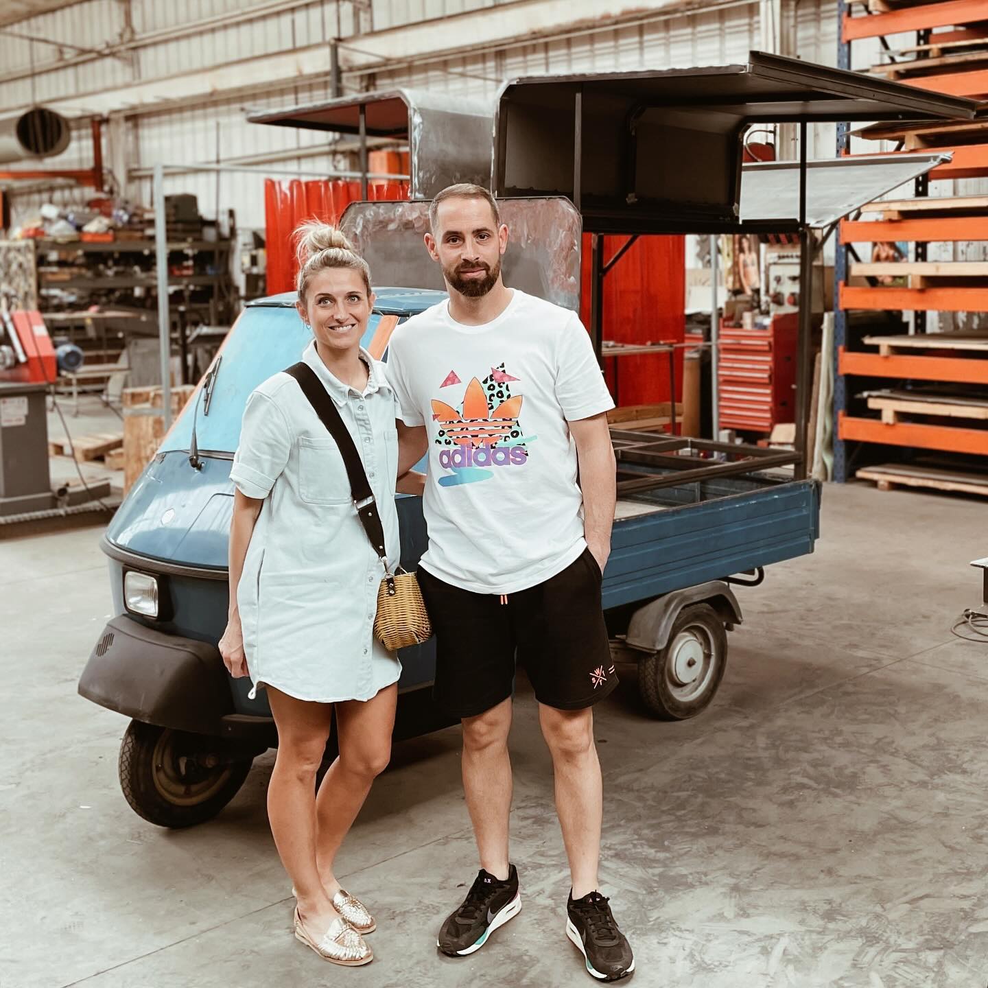 Qui est Monsieur Binouze ?
Imaginez un objet déco qui transforme chaque moment en une expérience conviviale, unique et mémorable. Un bar mobile qui vient à vous !
Marianne, fan de déco et design, et Julien, le fan du bricolage, sont partis à Marseille pour dégoter un Piaggio dans son jus, direction l’Auvergne.
Et voilà comment est né Monsieur Binouze,
Le Beer Truck Auvergnat !
#Monsieurbinouze #Beertruck #biere #Auvergne #Clermontferrand #Locationevenement #Evenement #Clermontbiere #Locationclermont #Fete #Mariage #Bapteme #Anniversaire