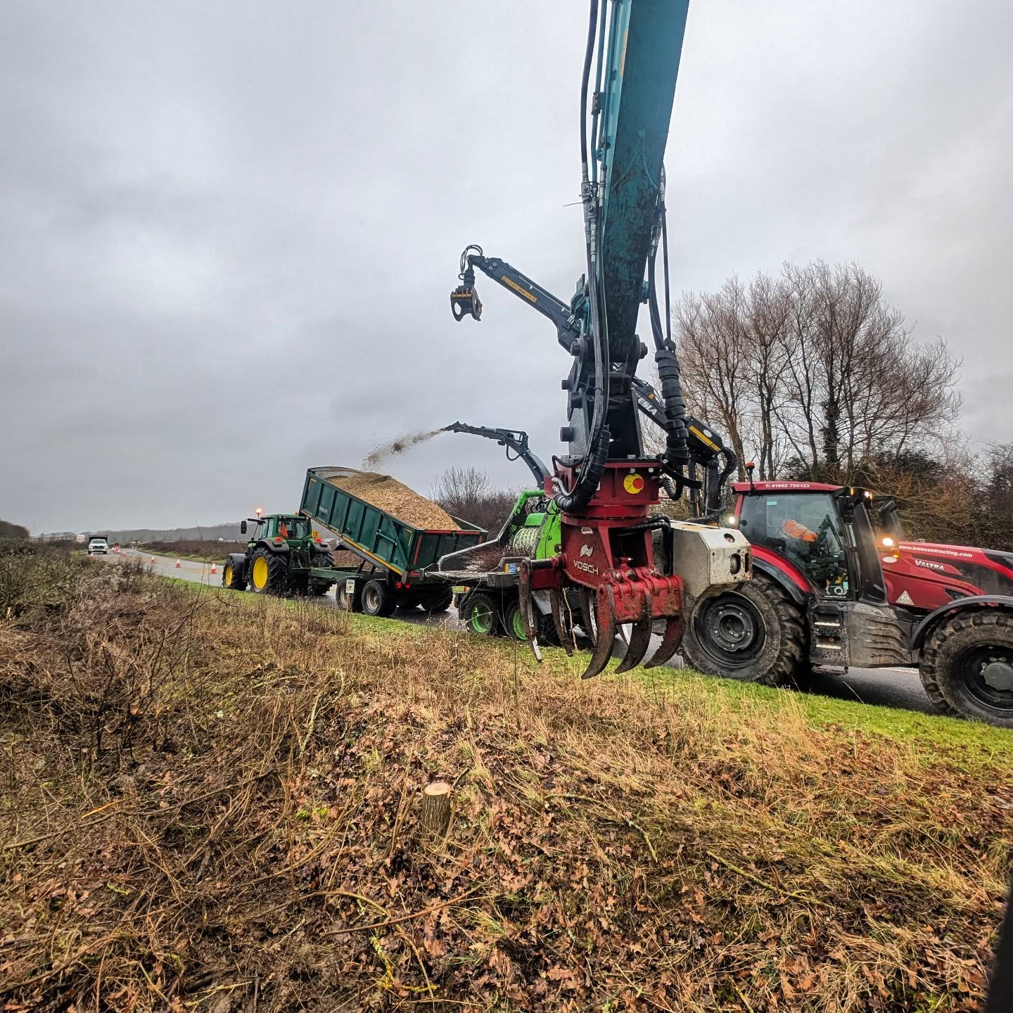 Second section of a wider clearance project for @futurearb completed on budget and ahead of schedule 🪚🌳 @bcagroundworks and @callumcooper96 on hand in the tractors 🚜🍟 @southcoasttrafficmanagement
Delivering their expert TM as always 🚦⛔
@crawfordsgroup @rcfengineering @fuelwoodwarwick
#siteclearance #mechanisedtreework #treeremoval #heizohack #vosch