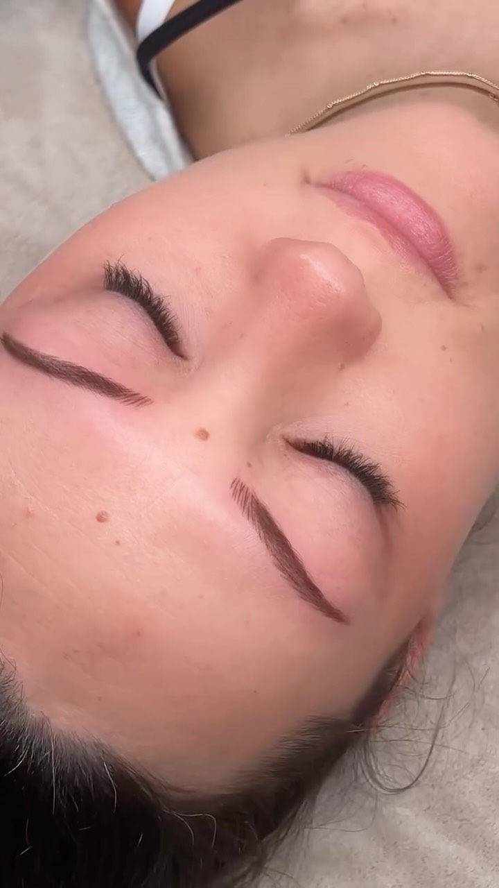 Manchmal braucht es gar nicht viel –
nur die richtige Form, Farbe und Technik. ✨
Natürliche Augenbrauen, die das Gesicht wieder in Balance bringen 🤍
#augenbrauenliebe
#natürlicheaugenbrauen
#permanentmakeup #kosmetikerin
#beautystudiodeutschland