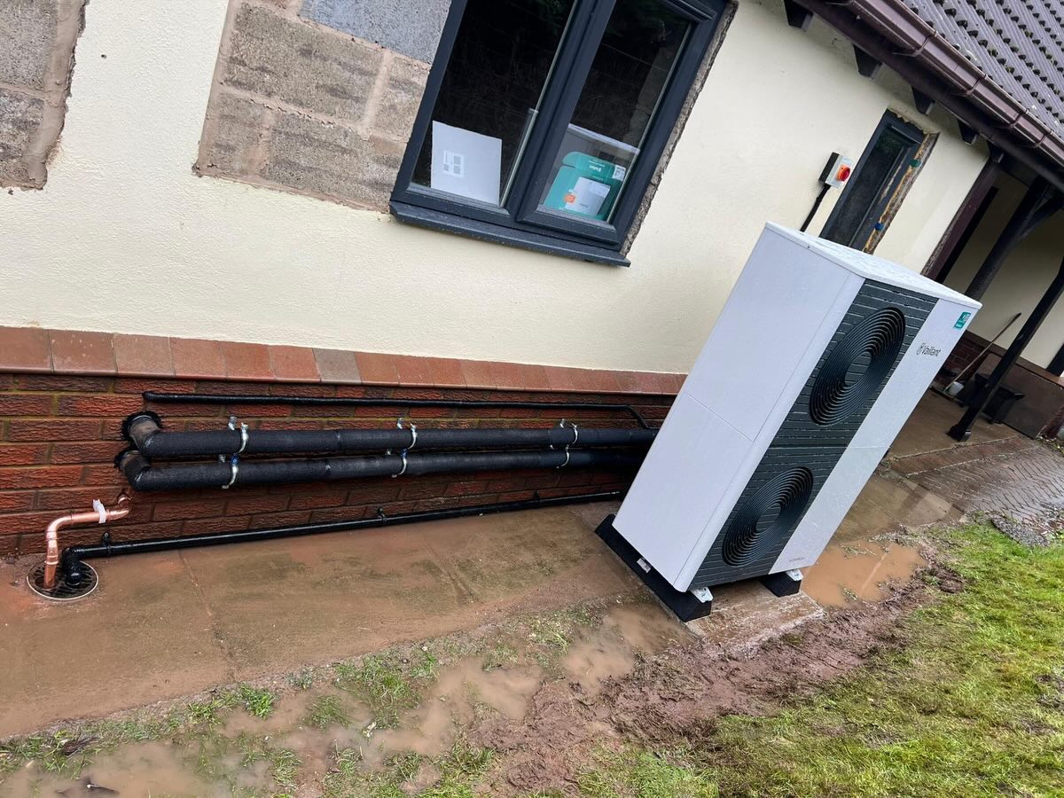 This is an absolute work of art. Exceptional work yet again from our installation team. #AirsourceCompany #NetZero #AroThermPlus