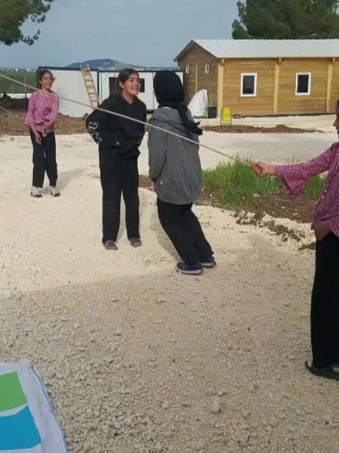 Ergoterapi Derneği olarak depremin hemen ardından bölgede sahaya indik.
Afetten etkilenen çocukların, ailelerin ve bireylerin günlük yaşama yeniden tutunabilmesi için; konteyner alanlarında, geçici yaşam merkezlerinde ve sahada aktif olarak çalıştık. Bu paylaşımda yer alan görüntüler;
dayanışmanın, mesleki sorumluluğun ve insan olmanın sessiz ama güçlü tanıklığıdır.
Unutmuyoruz. Anıyoruz. Ve en önemlisi, iyileşmenin mümkün olduğunu biliyoruz.